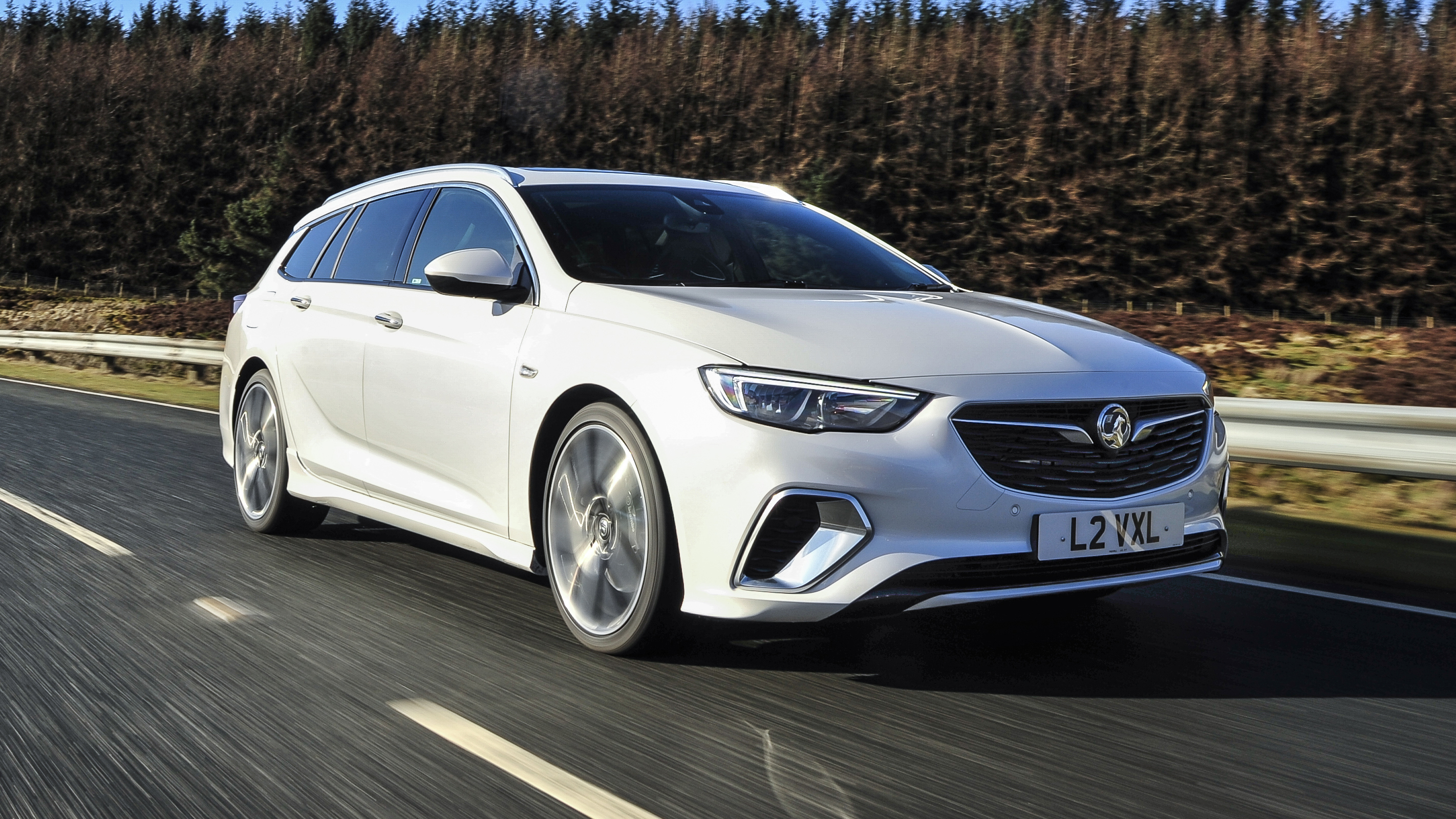 insignia_gsi_sports_tourer_1.jpg