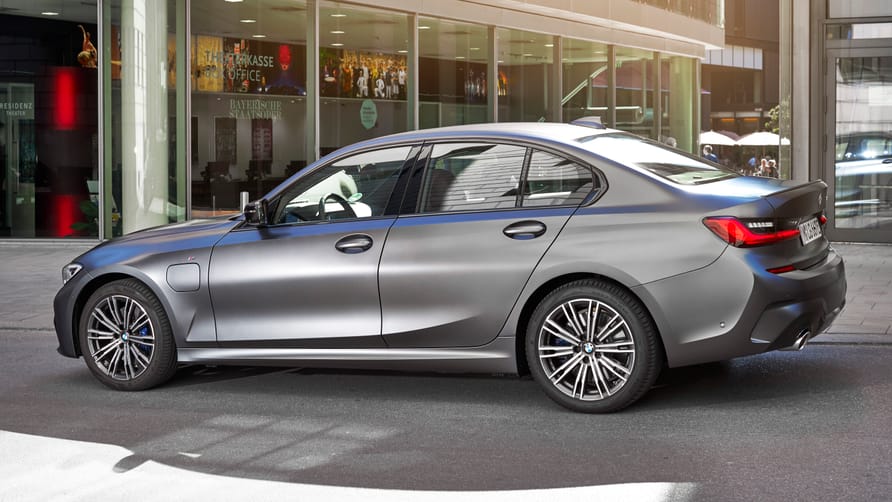 BMW 330e review: plug-in hybrid 3 Series driven Reviews 2025 | Top Gear
