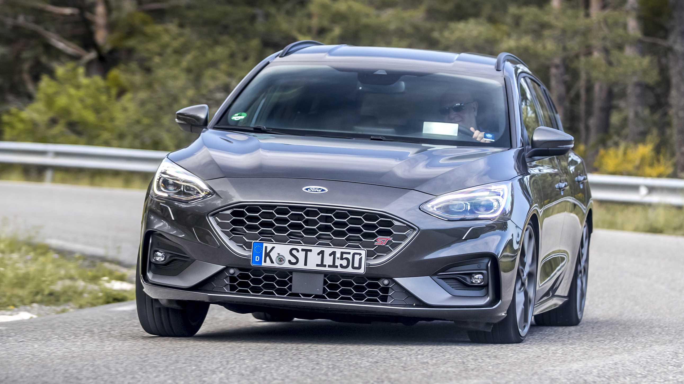 ford_2019_focus_st_wagon_magnetic_23.jpg