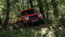 jeep_renegade_trailhawk_4xe_front_dynamic_offroad.jpg