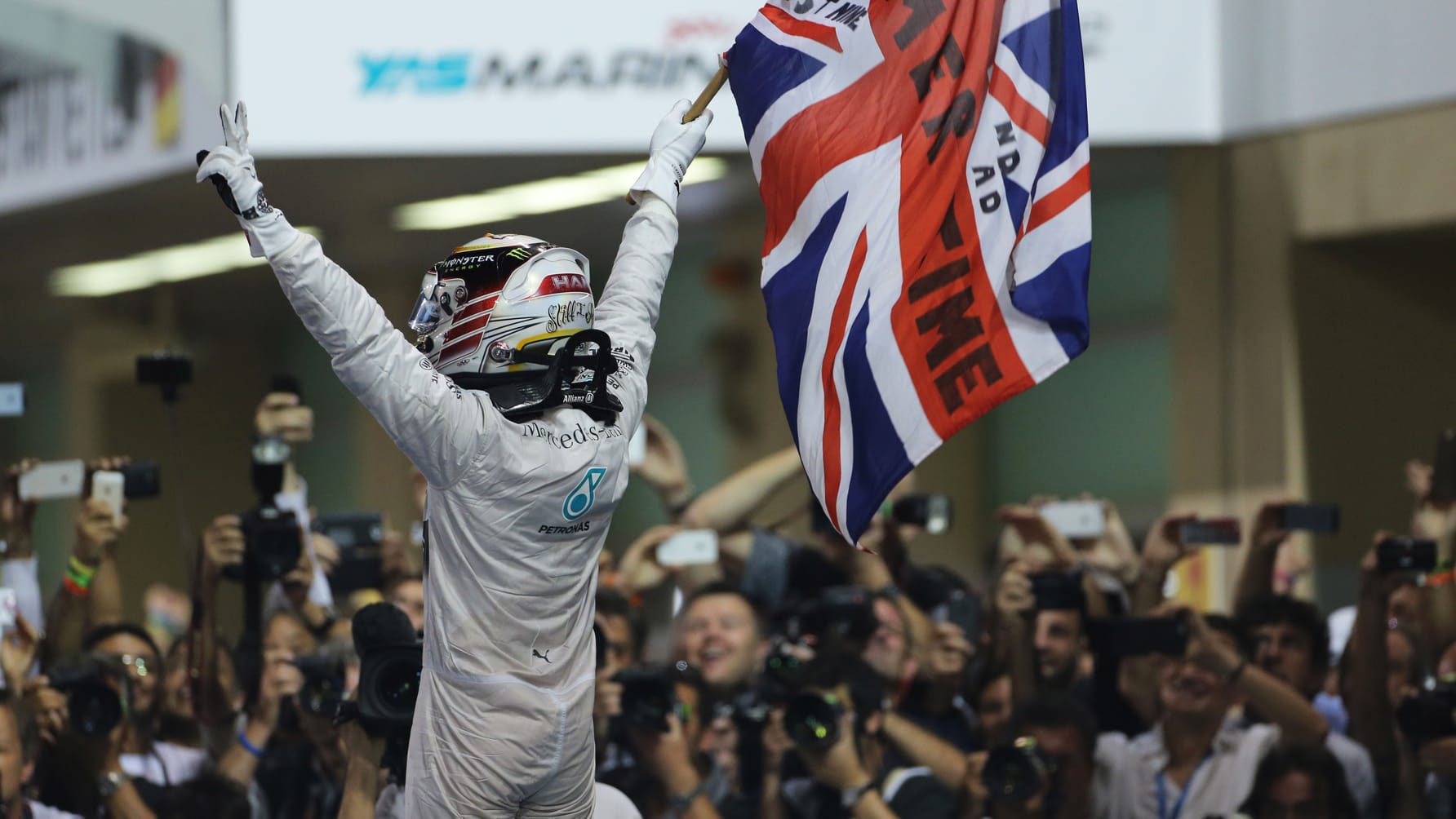 Lewis Hamilton vs Ayrton Senna: who would win? | Top Gear