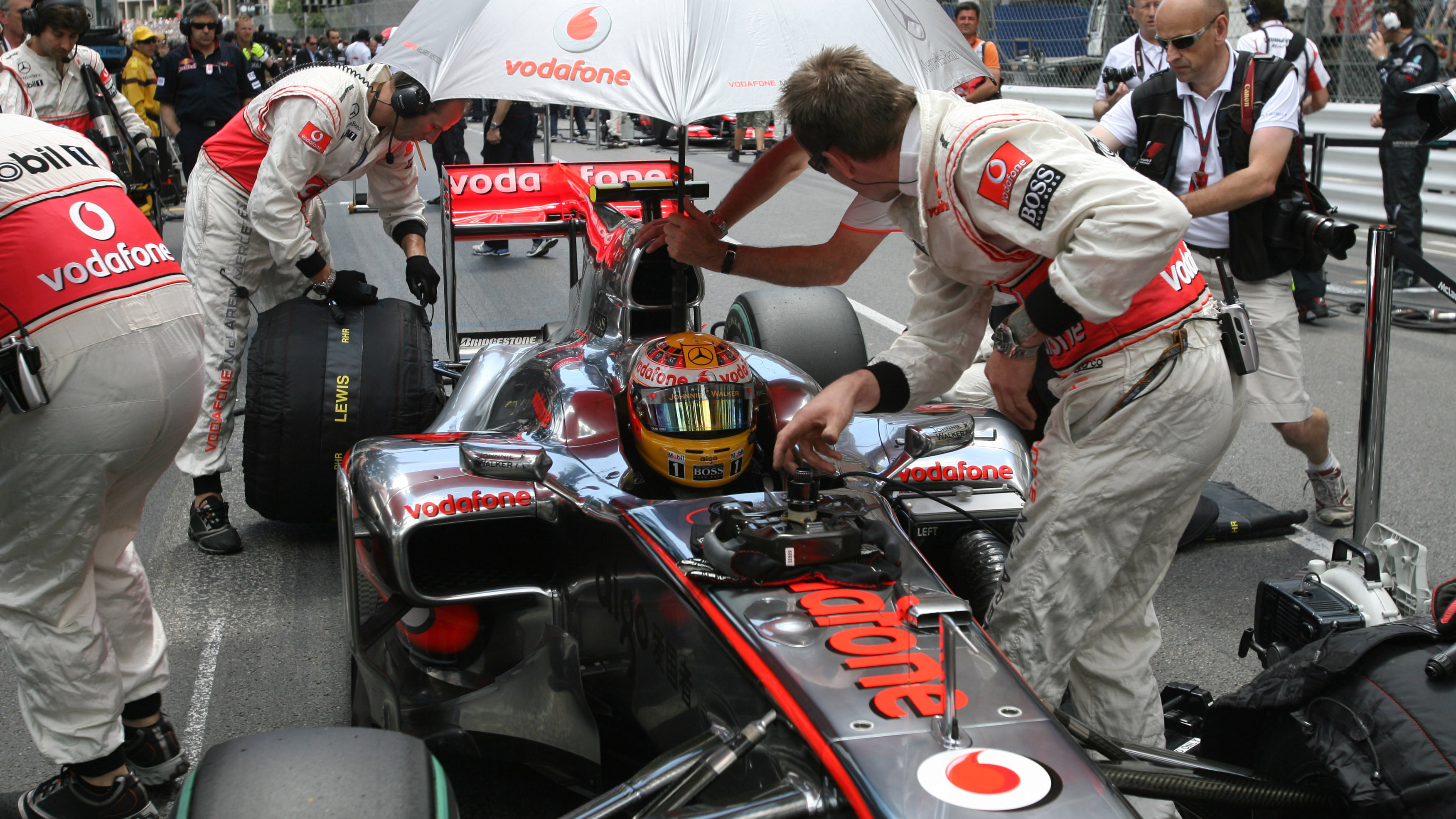 Lewis Hamilton vs Ayrton Senna: who would win? | Top Gear