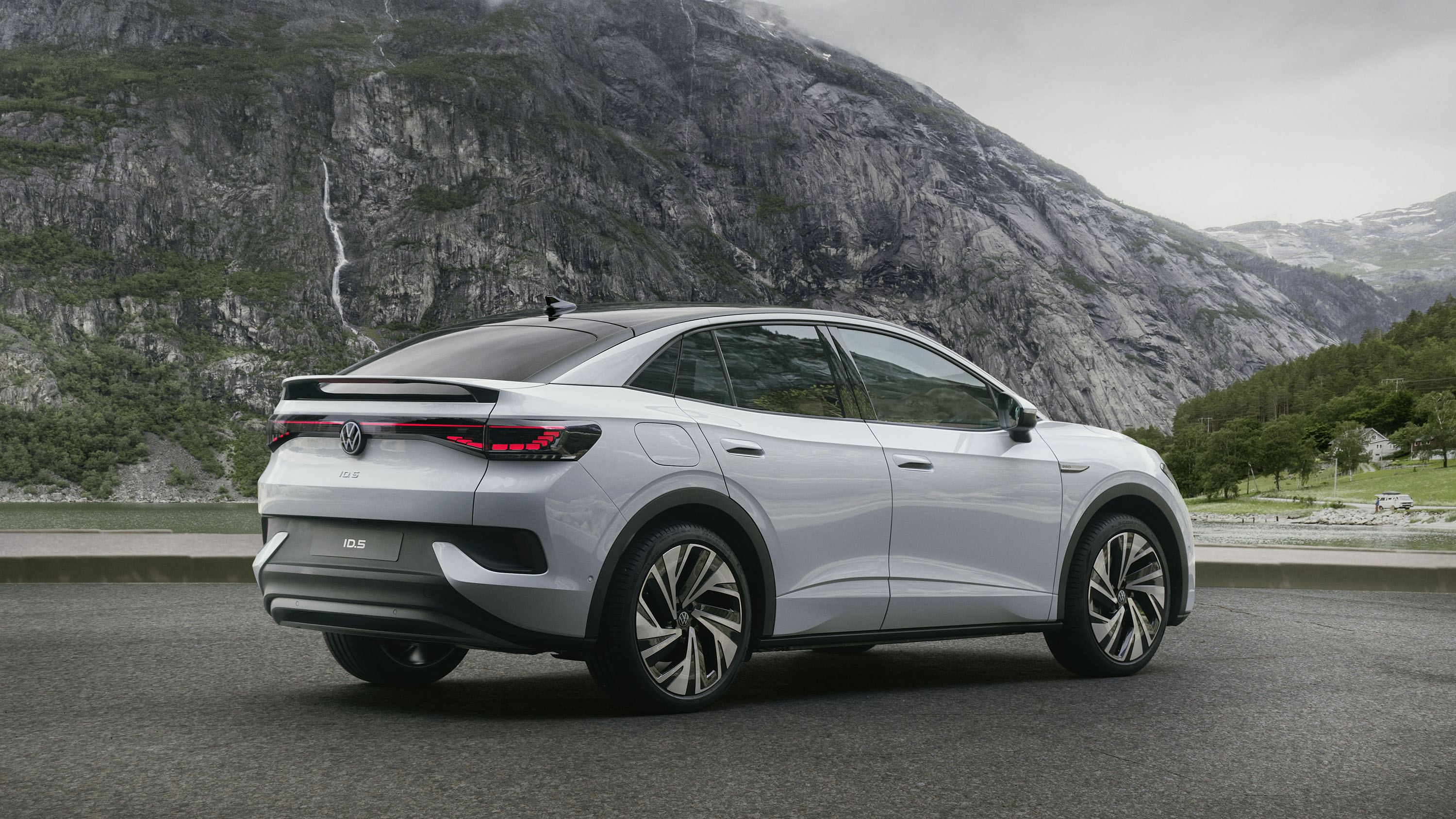 Volkswagen ID.5 white rear