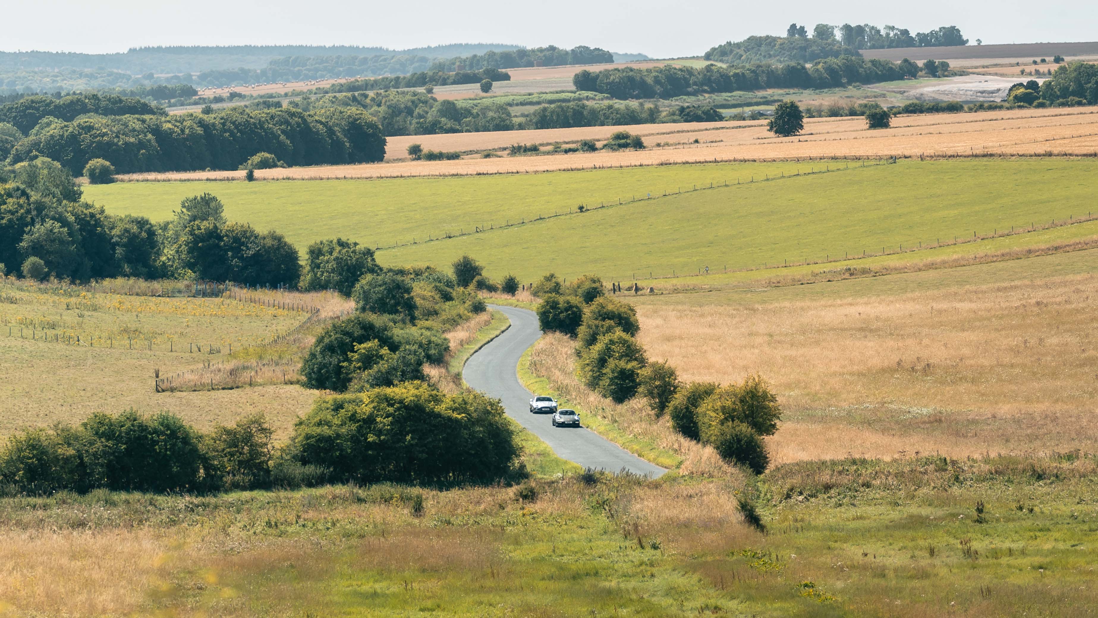 Aston Martin Vantage vs Porsche 911 Turbo