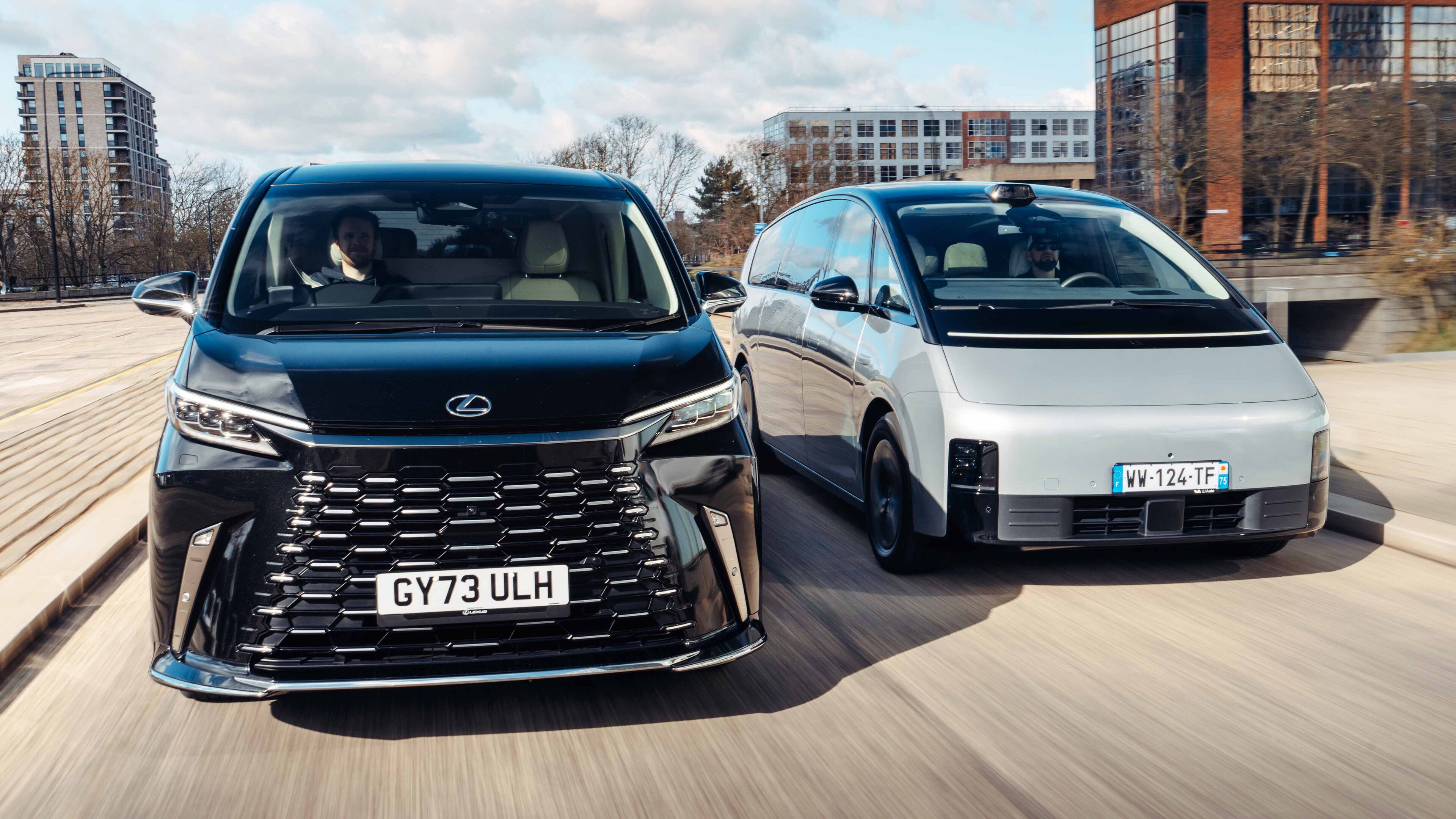 Li Auto Mega, Lexus LM350h