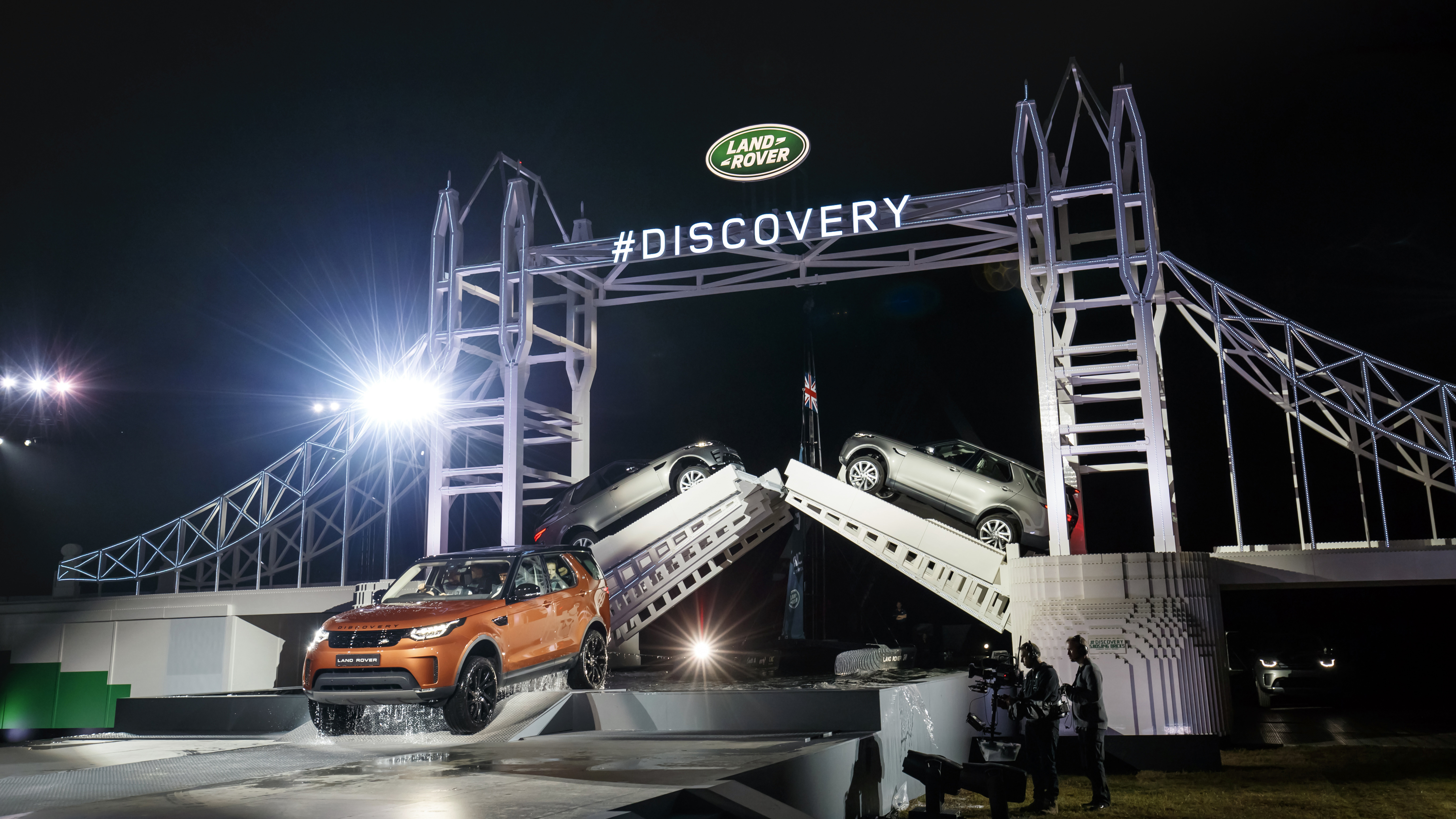 jeg fandt det klaver Hindre Land Rover breaks World Record with giant Lego Tower Bridge | Top Gear