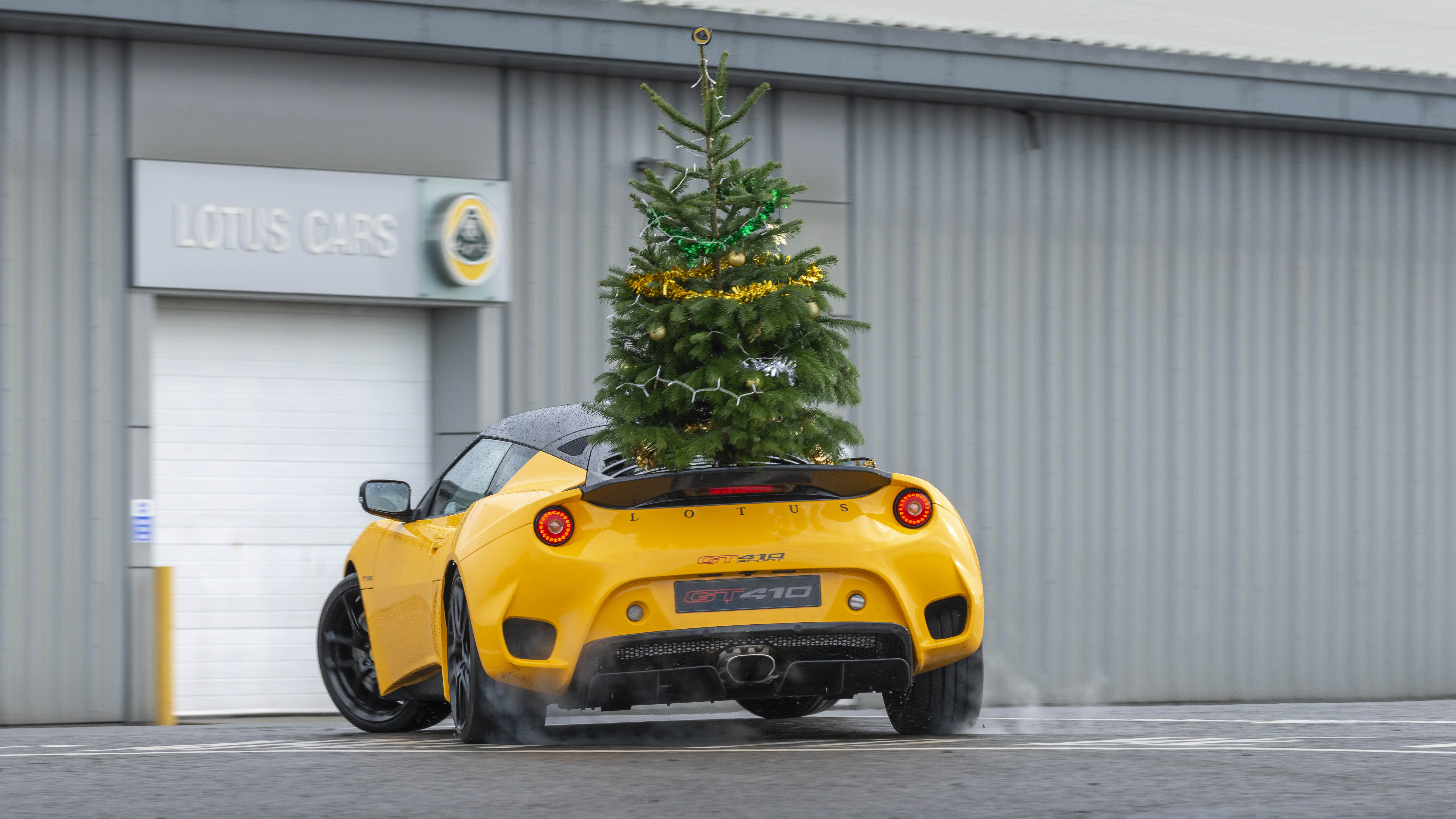 driftmasevora_lotus_gt410_sport_rear_with_christmas_tree.jpg