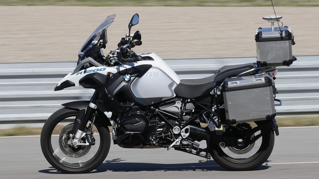 BMW has made a motorbike that rides itself | Top Gear