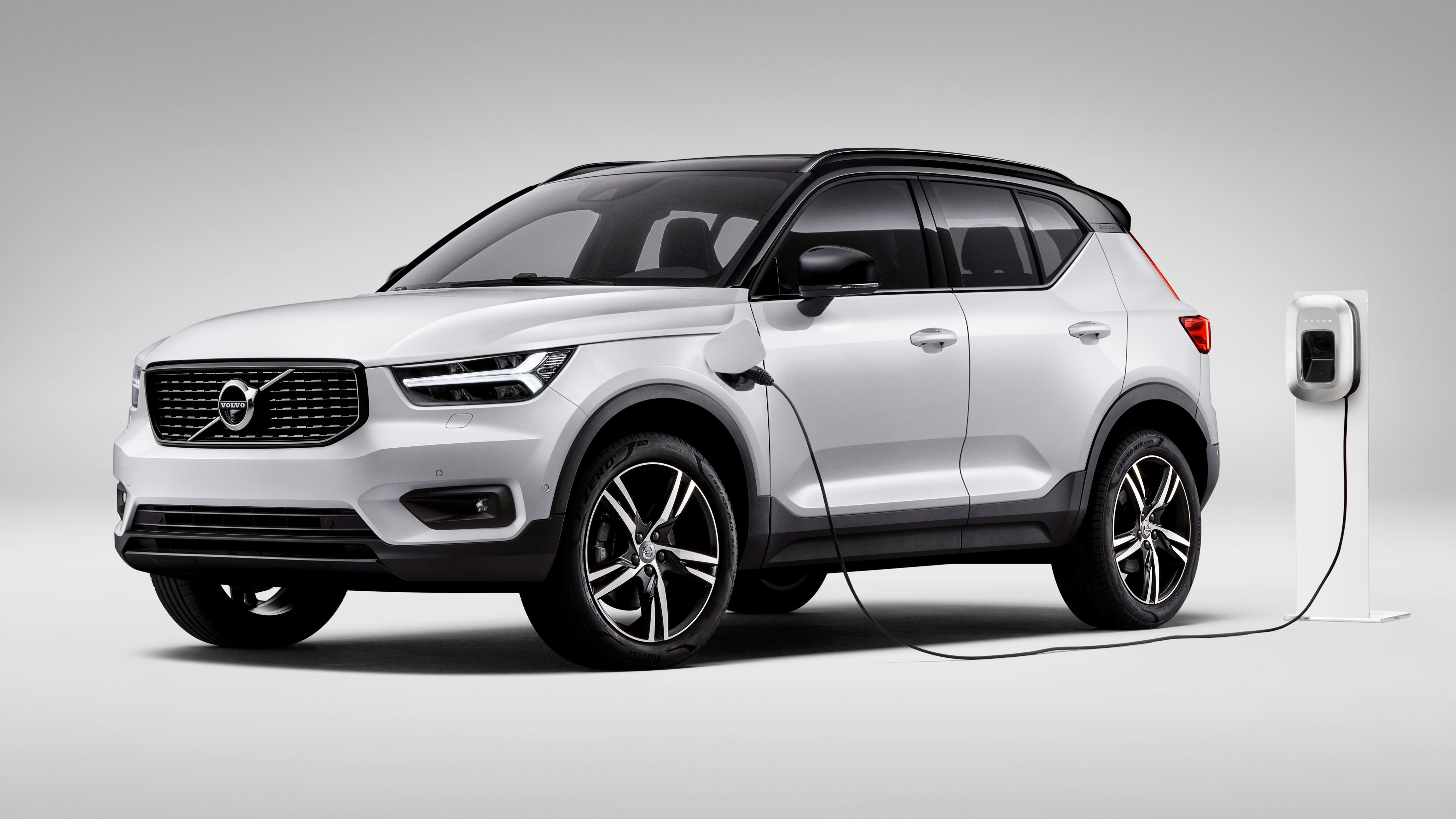 Volvo electric hybrid hot sale suv