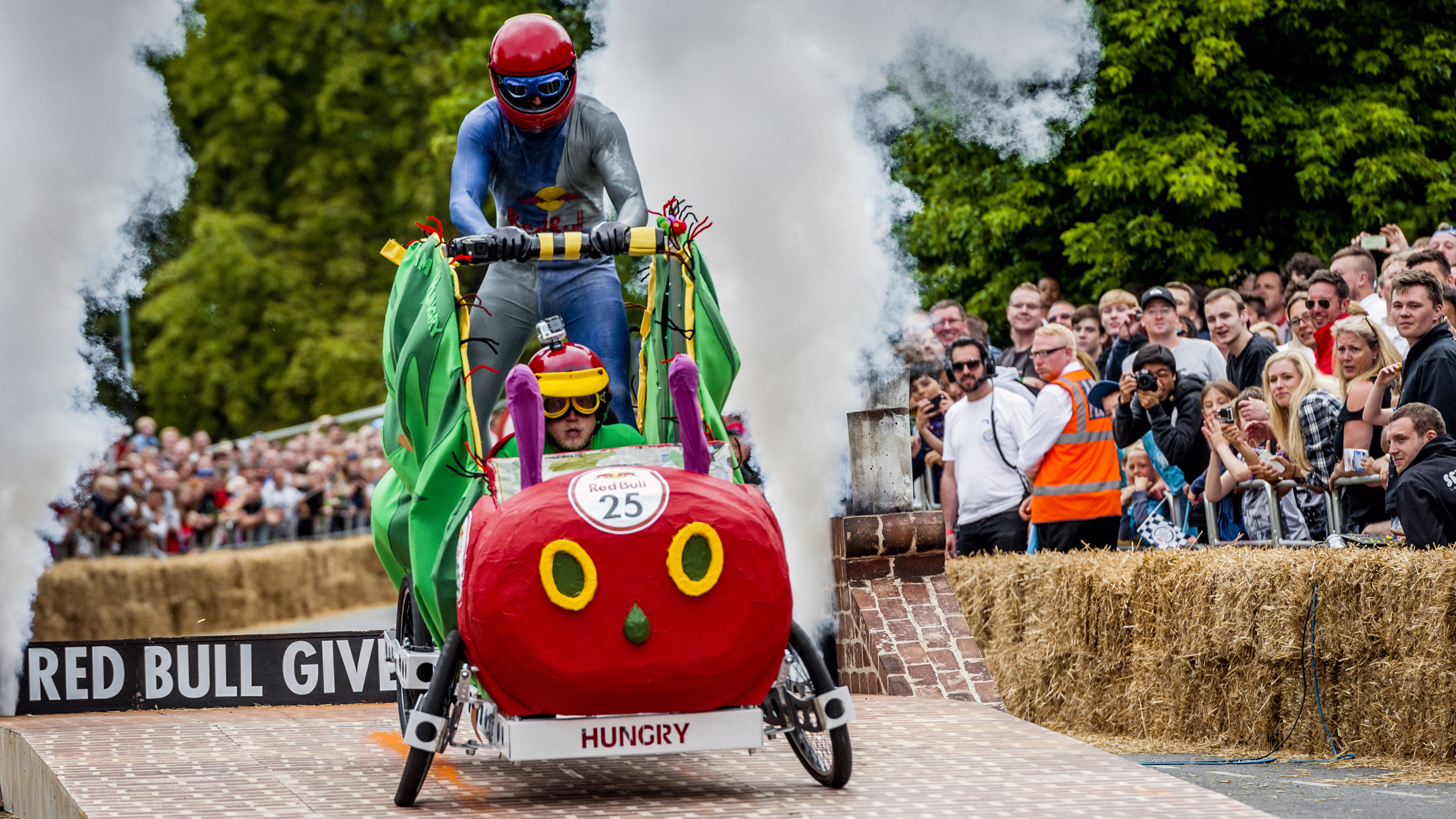 Самодельные гонки. Ред Булл гонки на тарантасах. Гонка Red bull Soapbox Race. Конкурс Тарантасов Red bull Soapbox Race. Гонки на тарантасах в России.