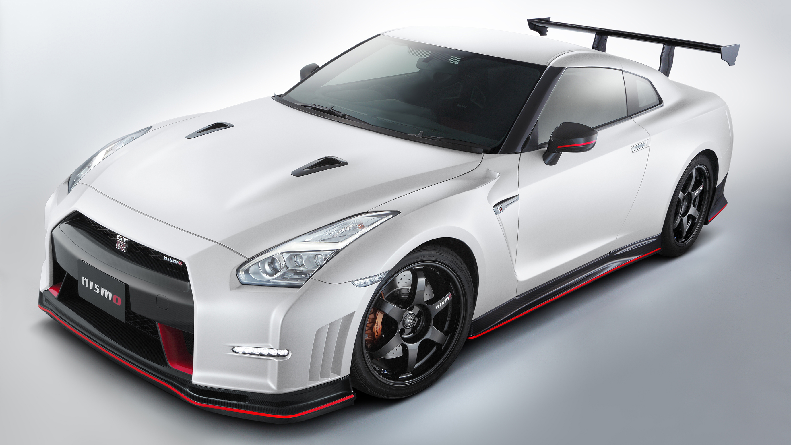 gt_r_nismo_n_attack_package_fr_on_white.jpg
