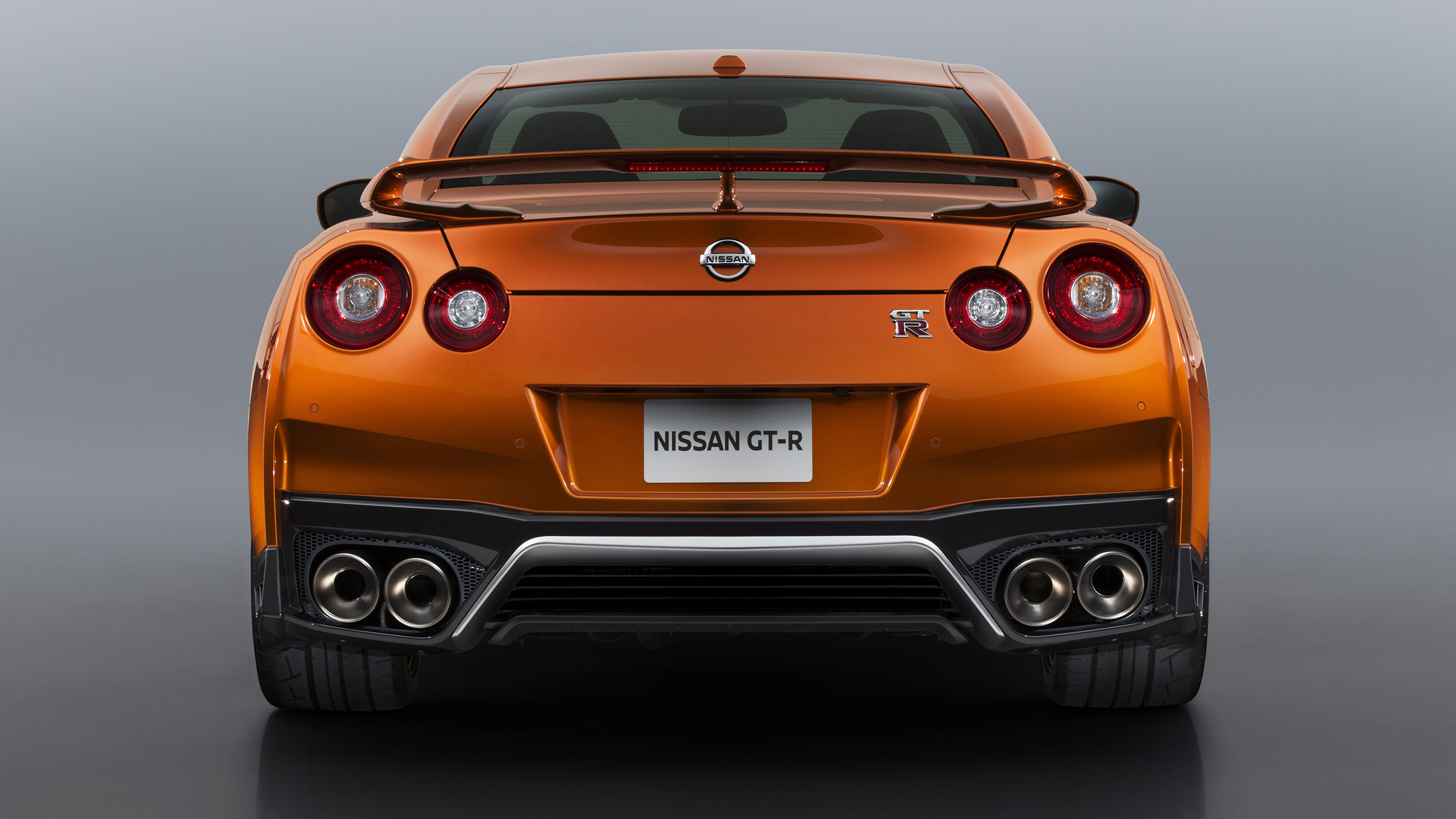 Nissan gtr сзади