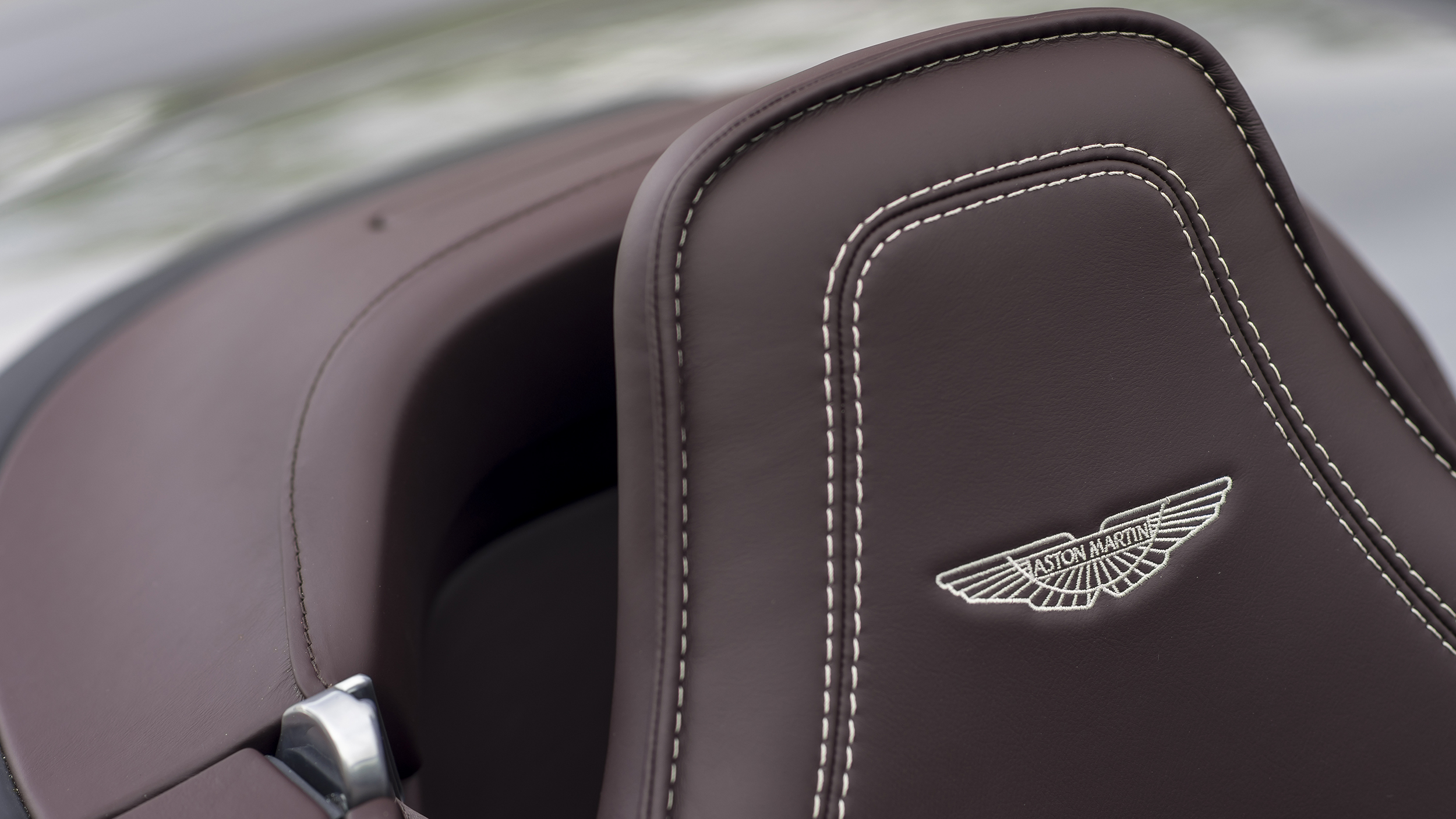 vantage_gt12_roadster_18.jpg