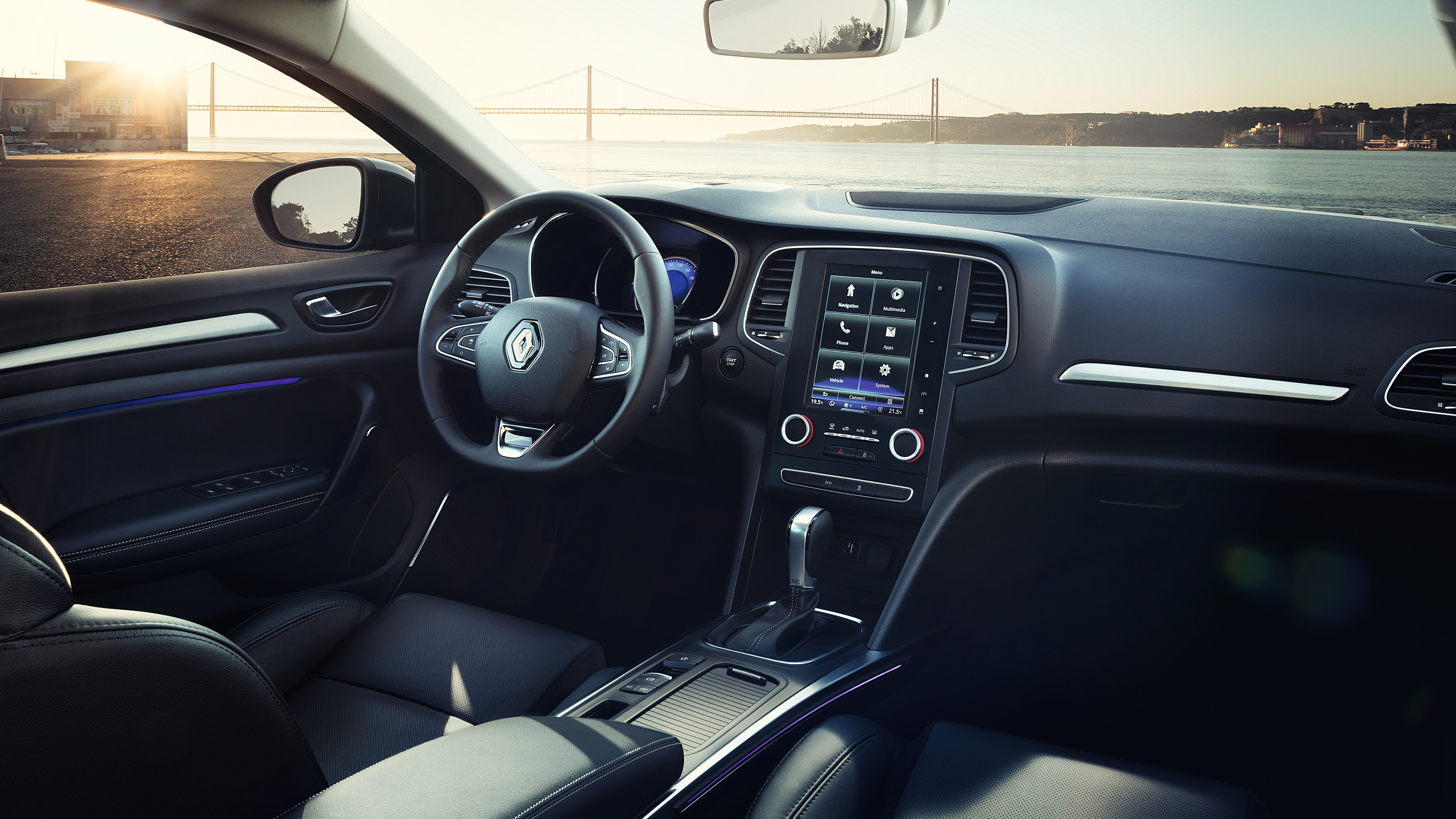 the_megane_family_is_extended_with_the_arrival_of_all-_new_megane_grand_coupe_embargo_09h00_uk_120716_16.jpg