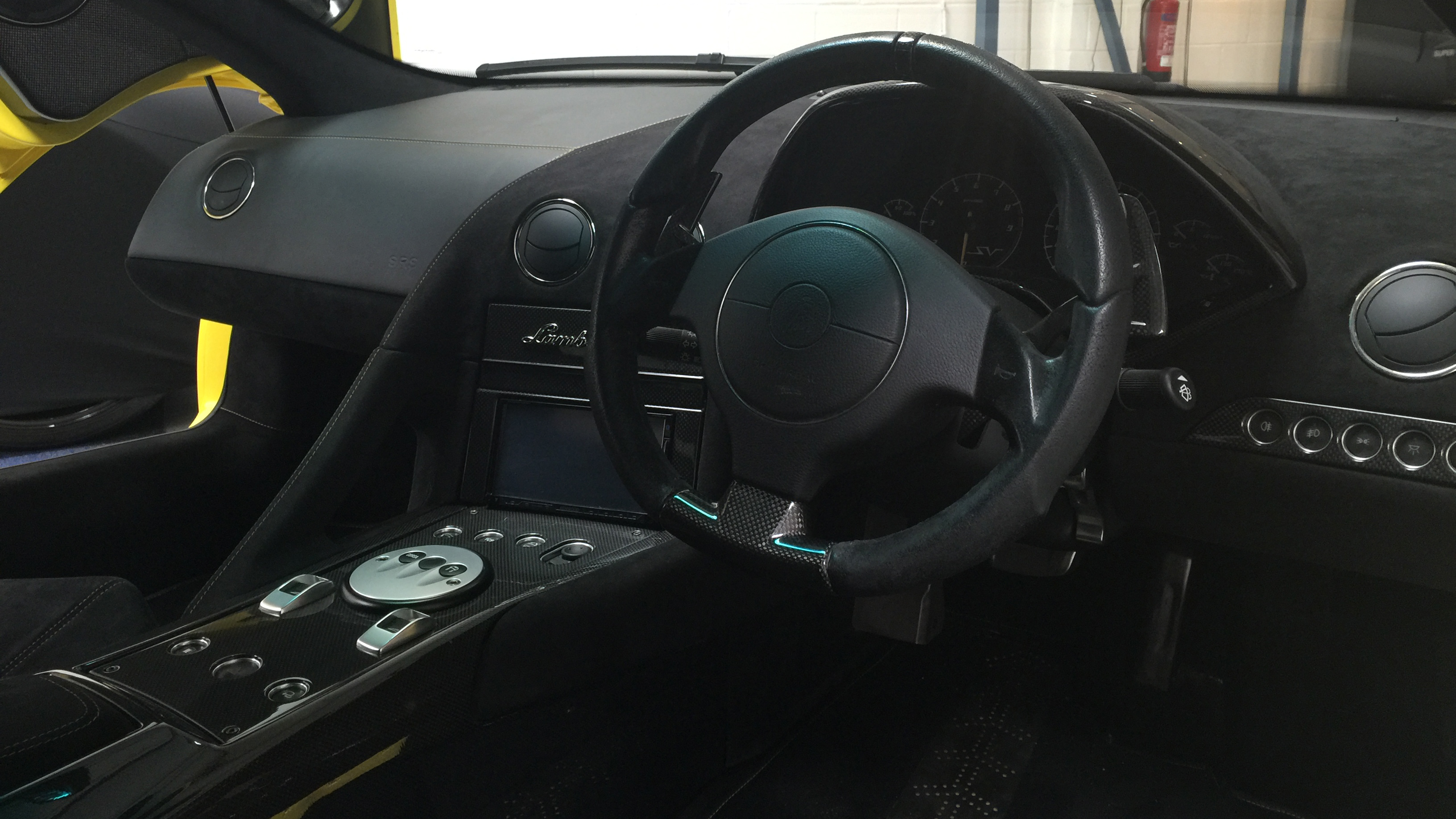 lamborghini_murcielago_sv_-_cockpit.jpg