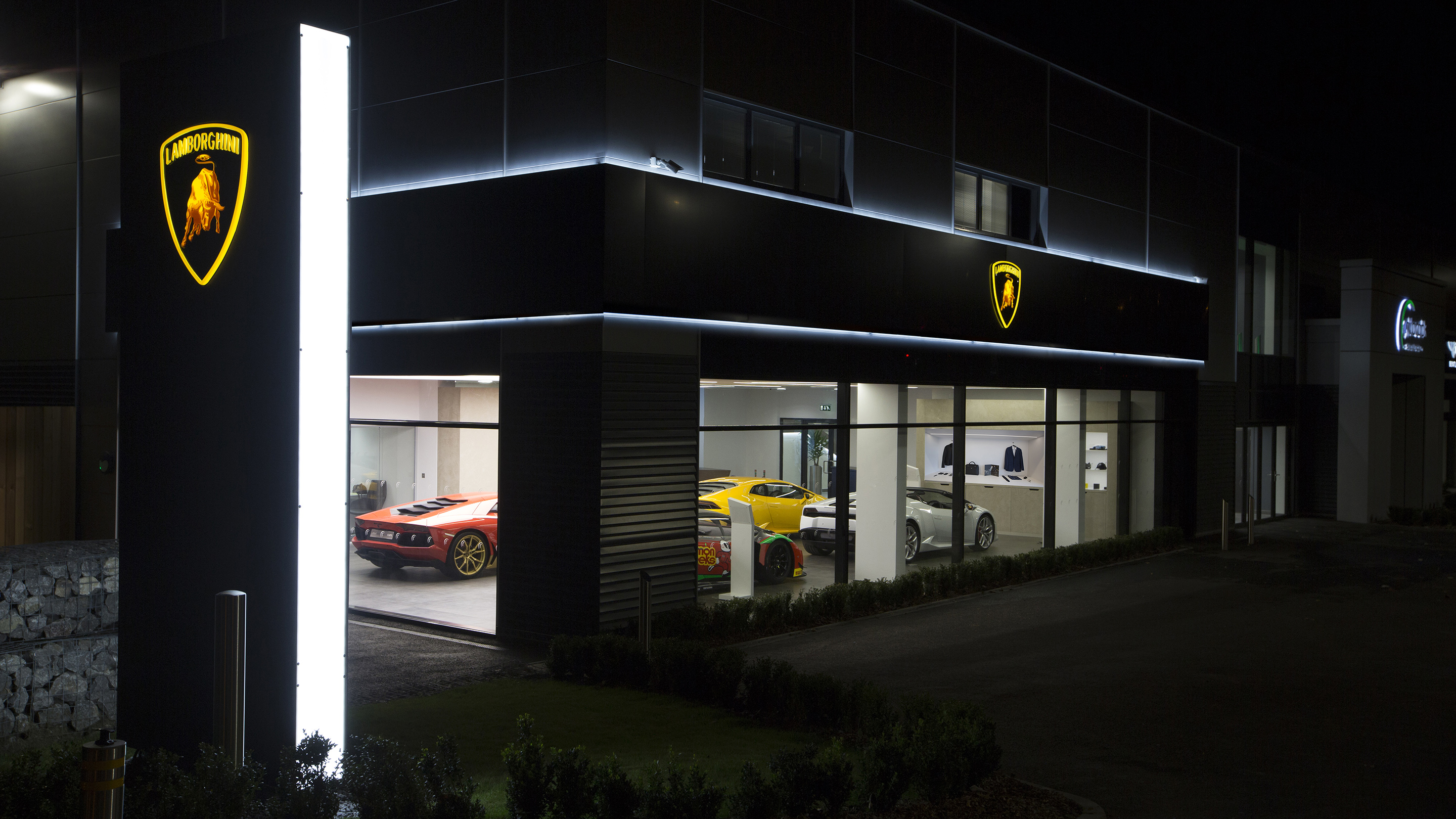 exterior_new_dealer_by_night_totem.jpg