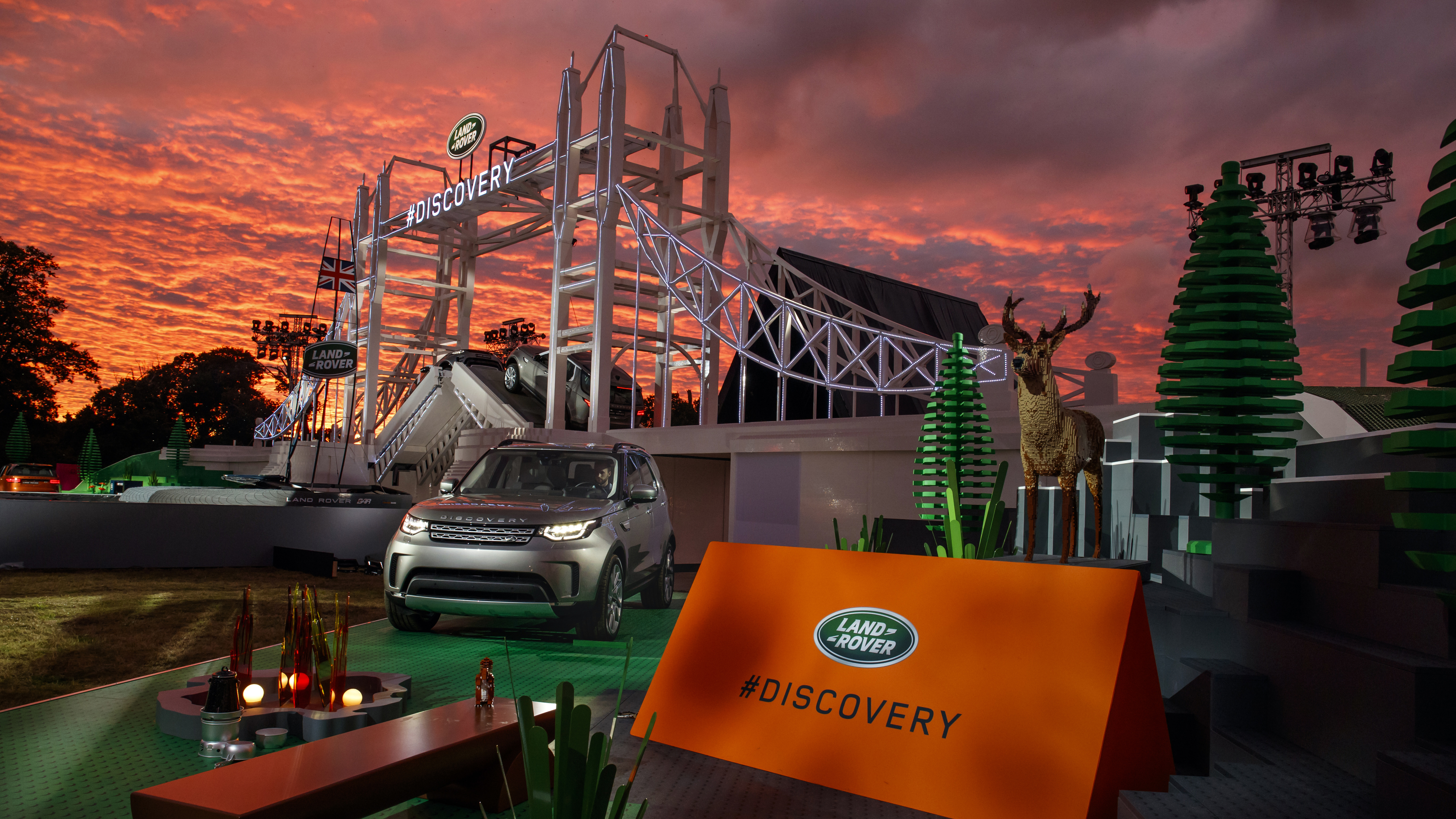 jeg fandt det klaver Hindre Land Rover breaks World Record with giant Lego Tower Bridge | Top Gear