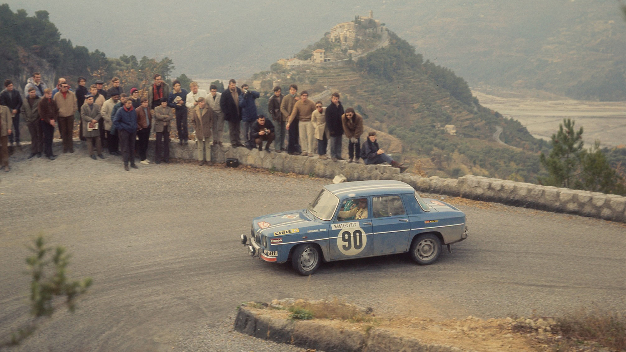 renault_enters_four_renault_8_gordinis_in_the_2017_rallye_monte-carlo_historique_15h00_250117_7.jpg