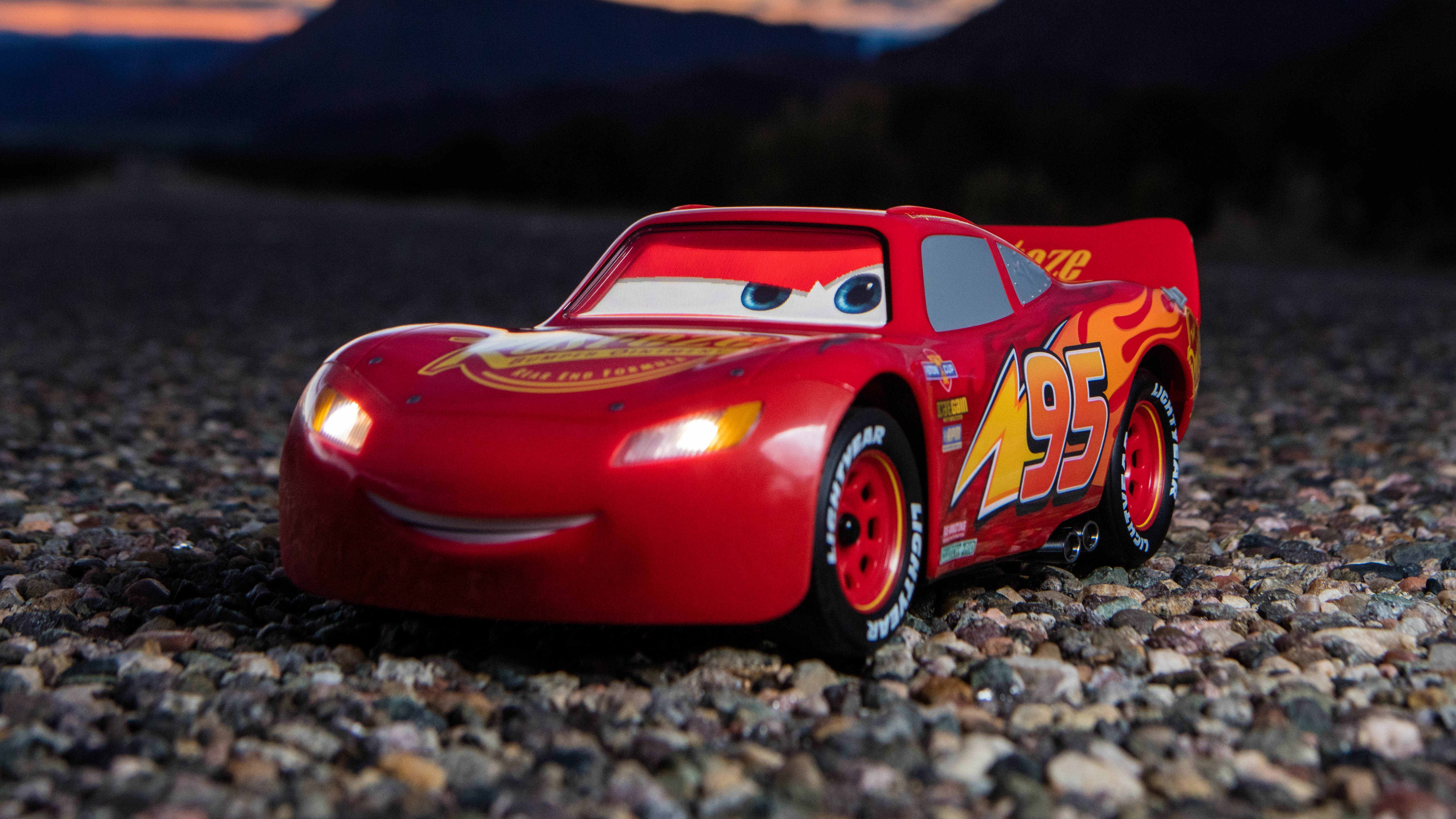 Meet the Cars 3 Lightning McQueen toy racer