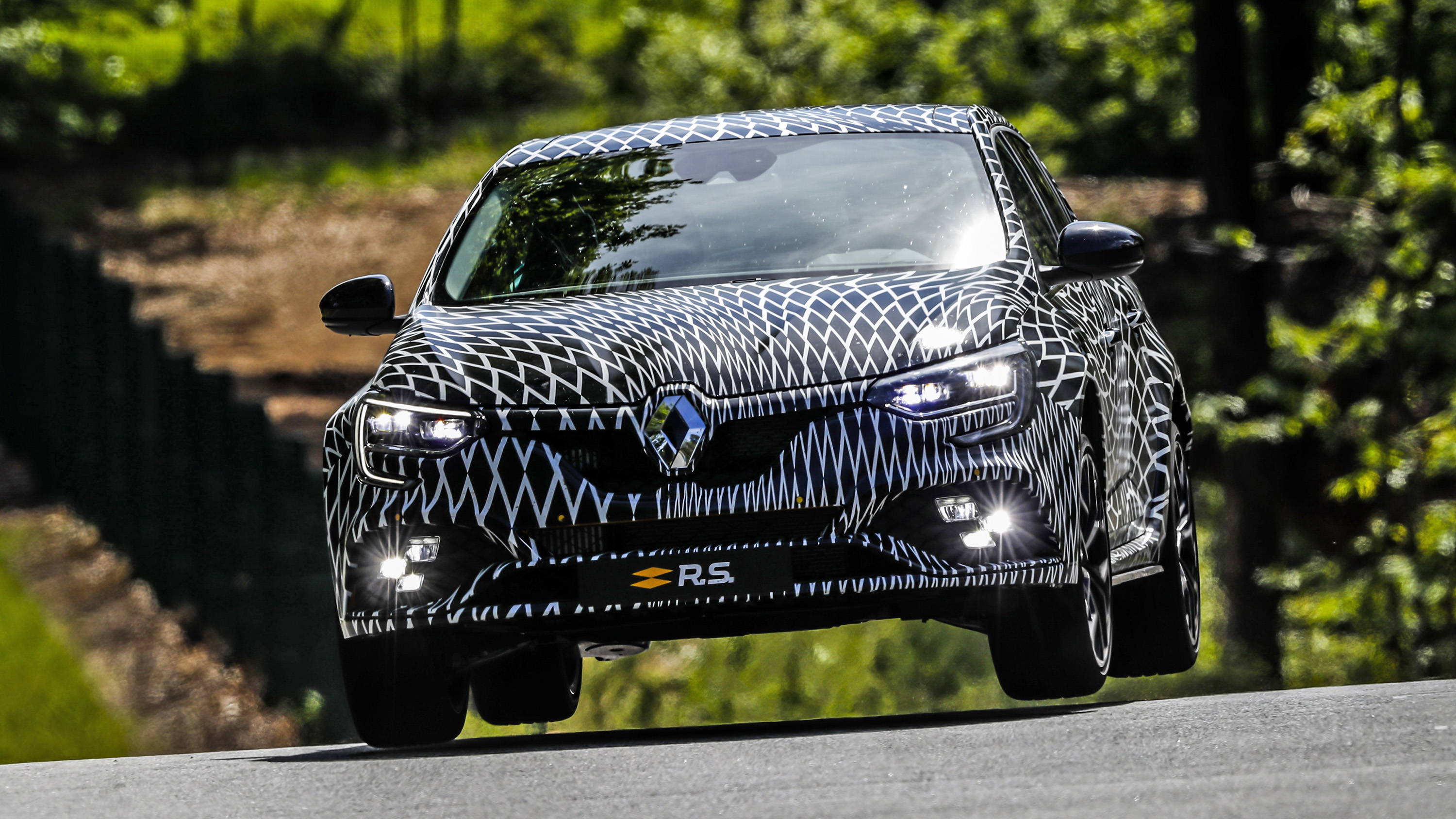 all-new_megane_renault_sport_to_offer_four-wheel_steering_and_a_choice_of_two_chassis_2_embargo_11h00_uk_230617_10.jpg