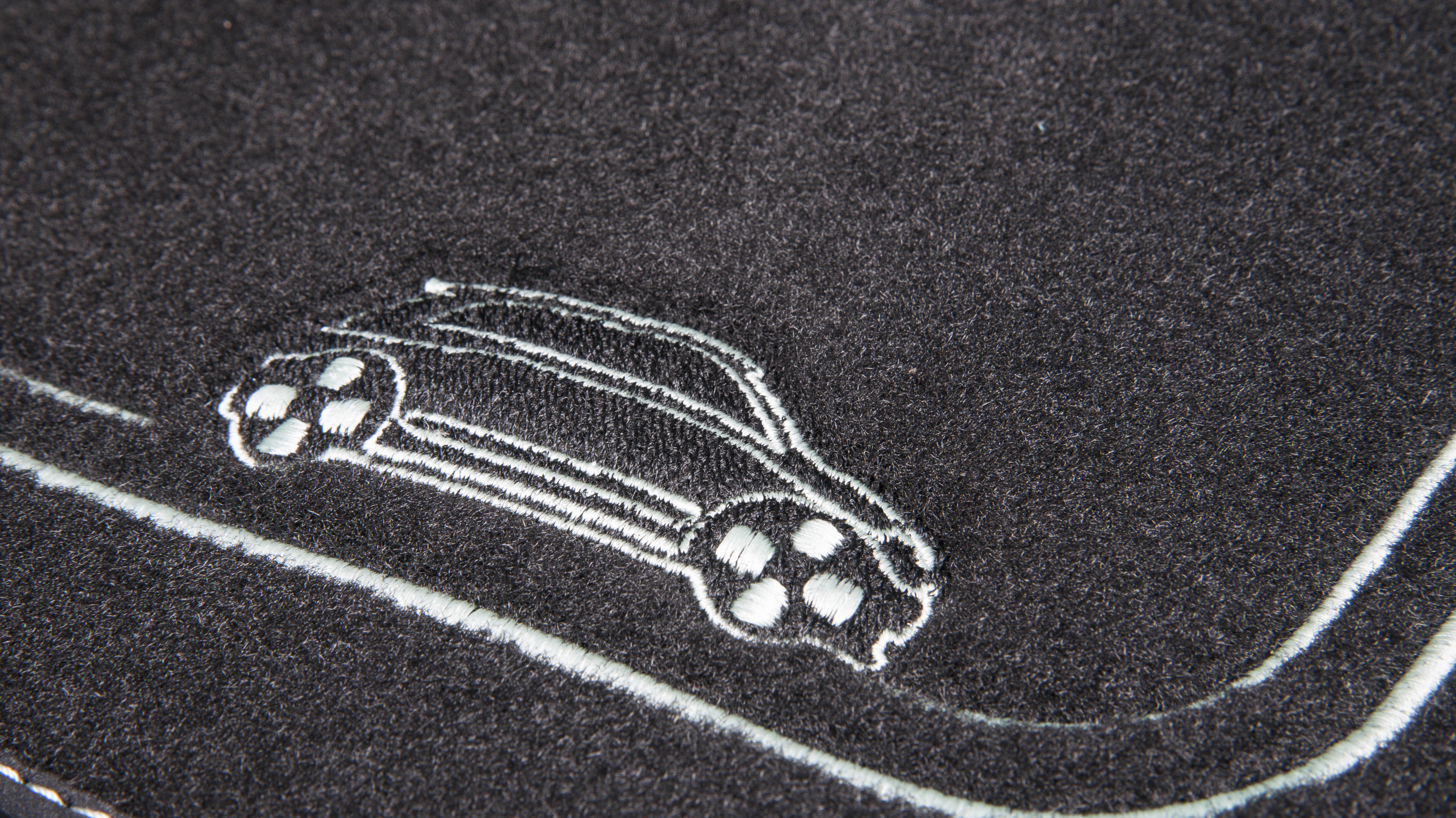 twingo_iconic_special_edition_embargo_09h00_uk_010917_15.jpg