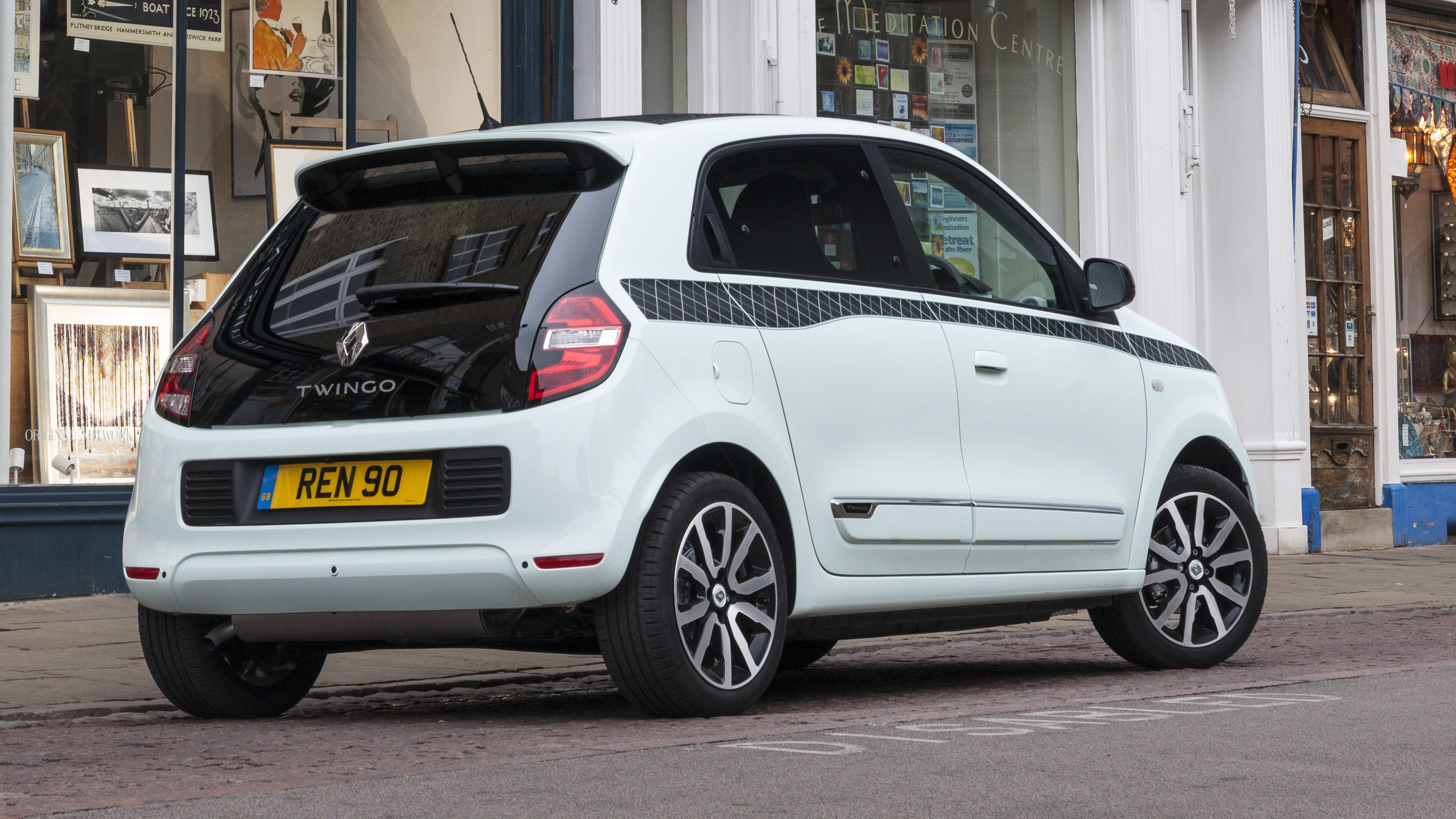 twingo_iconic_special_edition_embargo_09h00_uk_010917_7.jpg