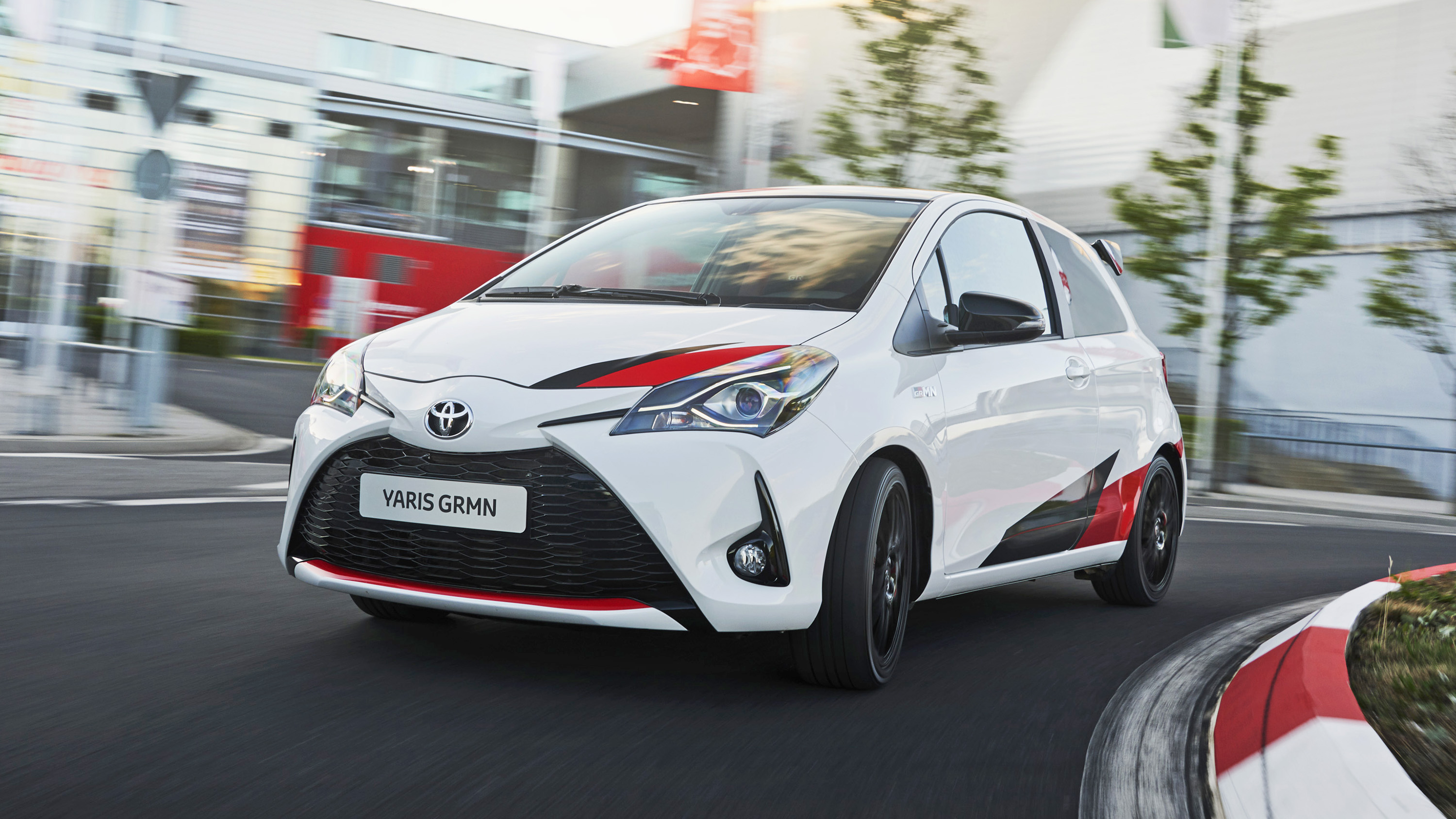 yaris_grmn_dynamic_v2_011.jpg