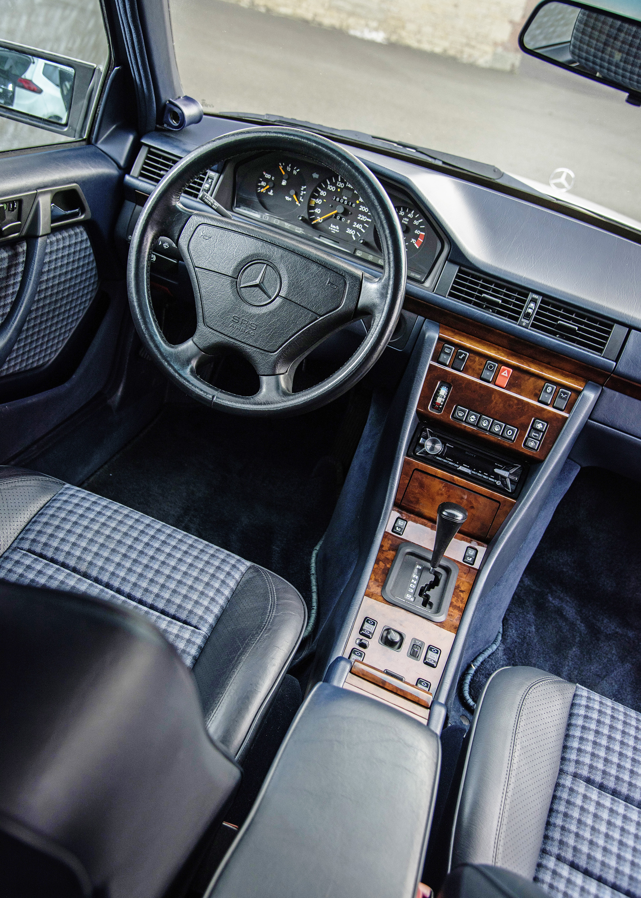 1993_mercedes-benz_500e_interior_hr_300dpi.jpg