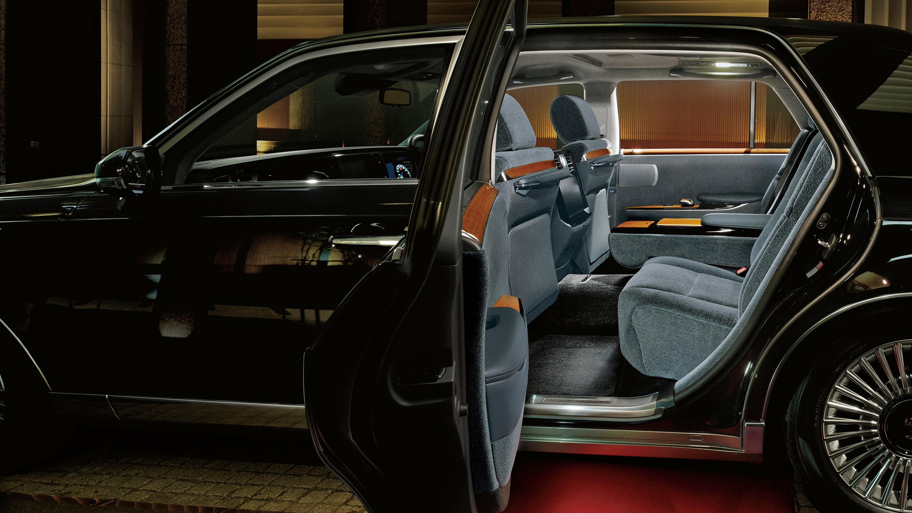 Rolls-Royce za polovicu: Luxusná limuzína Toyoty!