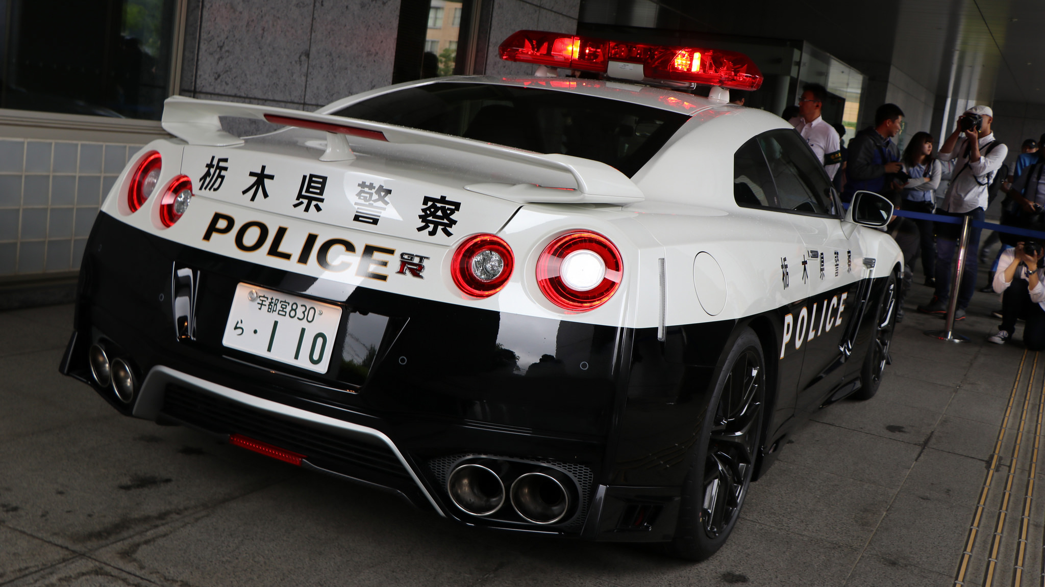 tochigi_police_unveil_nissan_gt-r_patrol_car_2lrir.jpg