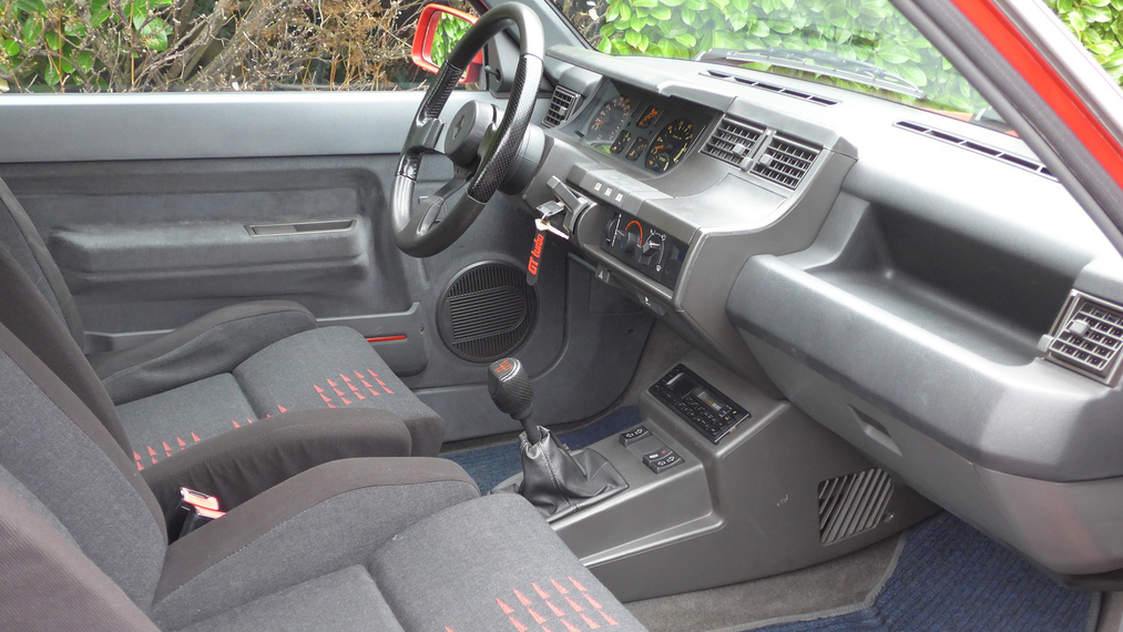 1989_renault_5_gt_turbo_interior.jpg