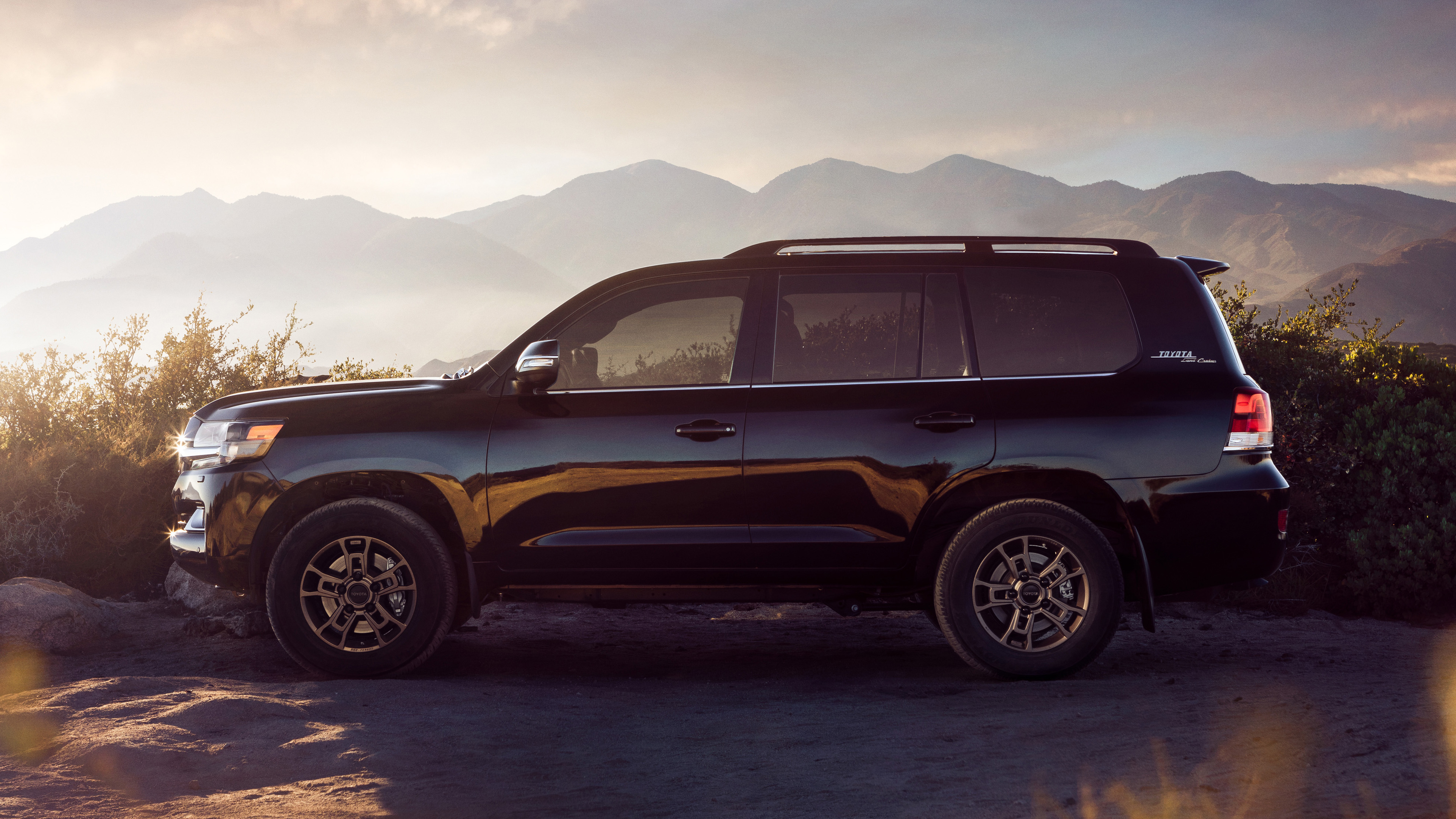 2020_land_cruiser_heritage_edition_04_75f21b46740962a6ac166ad202a0f2f4983a28cf.jpg