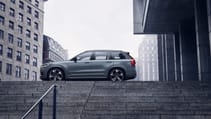 1679353_248350_the_new_volvo_xc90_r-design_t8_twin_engine_in_thunder_grey.jpg
