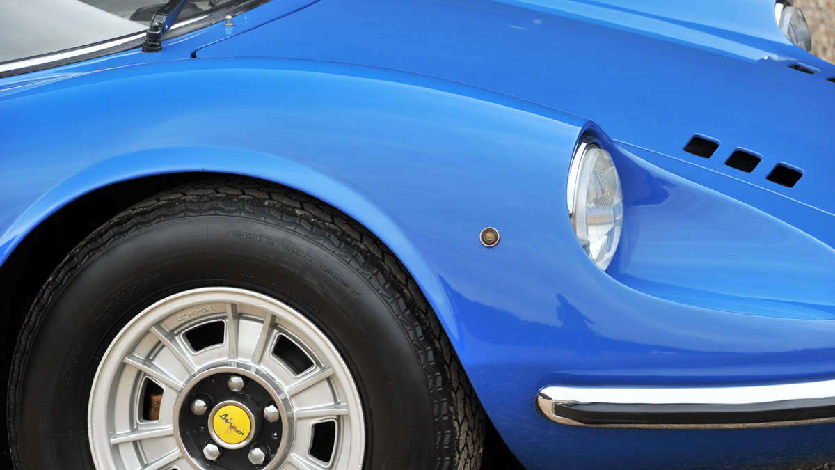 1972_ferrari_dino_246gt_coupe_close_up_1200px.jpg