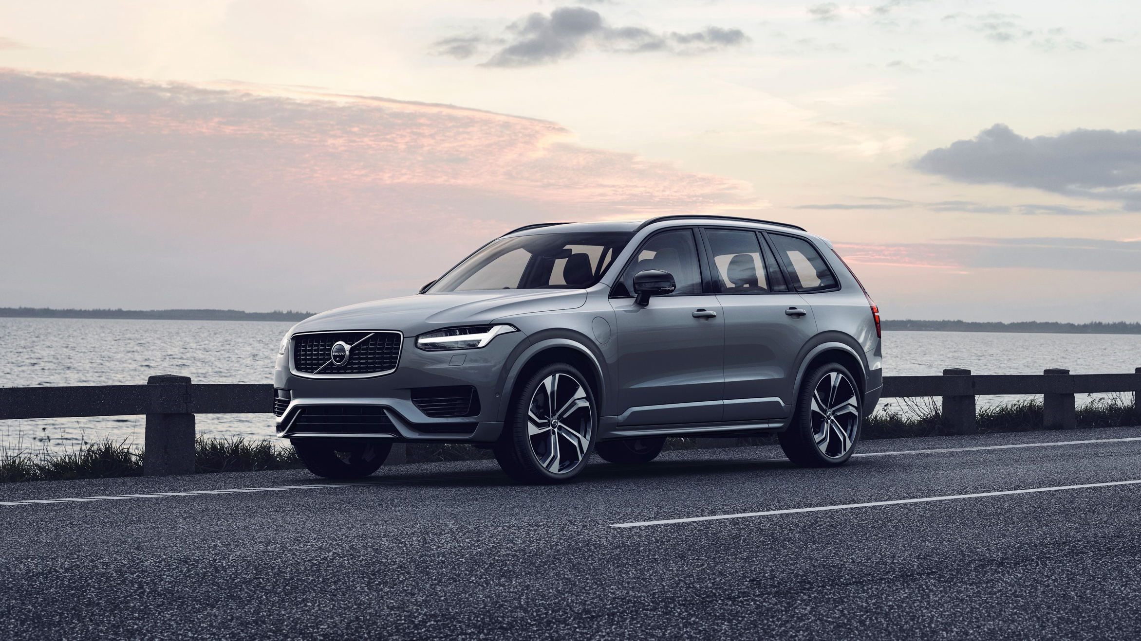 248351_the_new_volvo_xc90_r-design_t8_twin_engine_in_thunder_grey.jpg