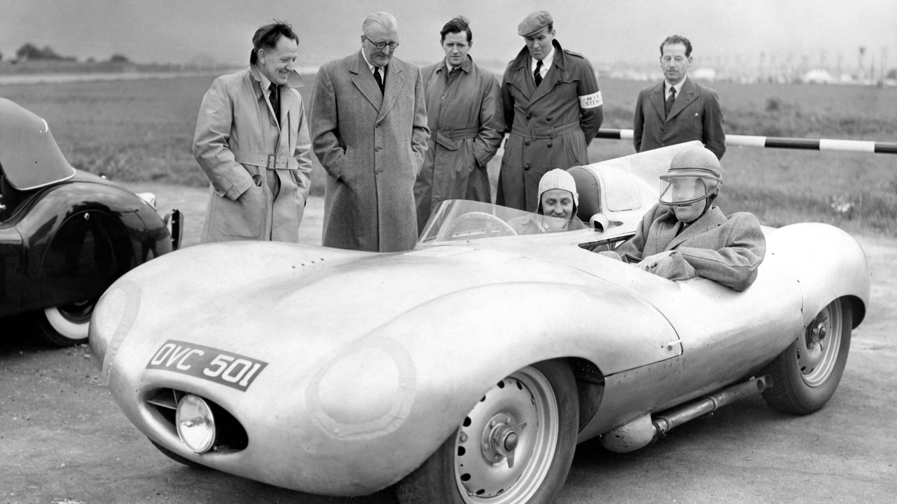 jag_norman_dewis_sir_william_lyons_ministeroftransport_d-type_prototype_mira_1954.jpg