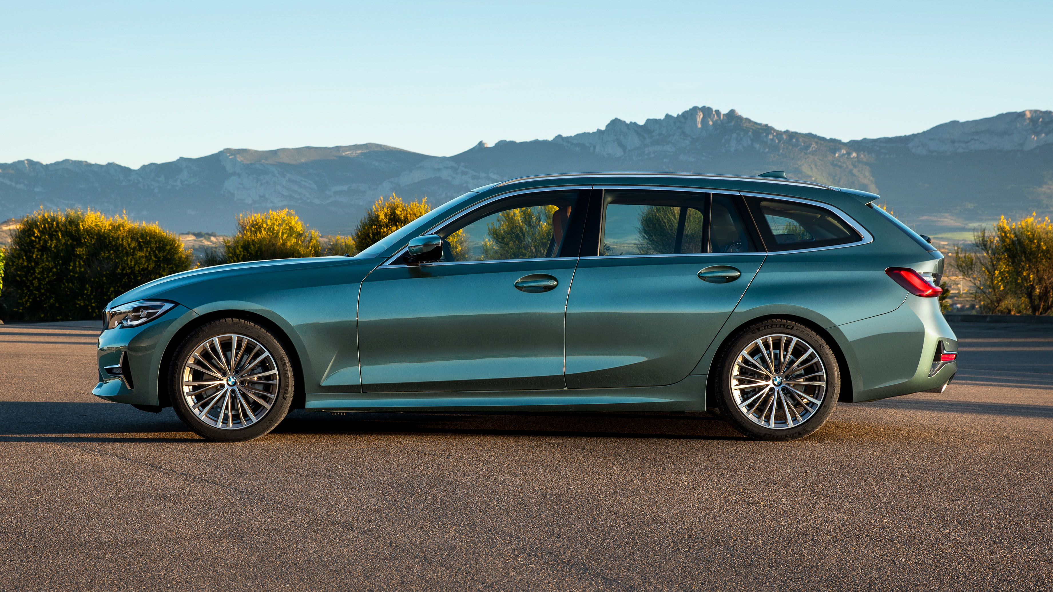 Formuleren Eerbetoon picknick This is the brand new BMW 3 Series Touring | Top Gear