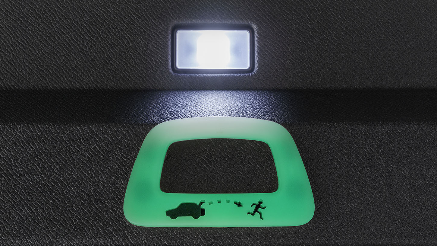 xc90_armoured_-_emergency_exit_guiding_lamp_on_inside_of_tailgate.jpg
