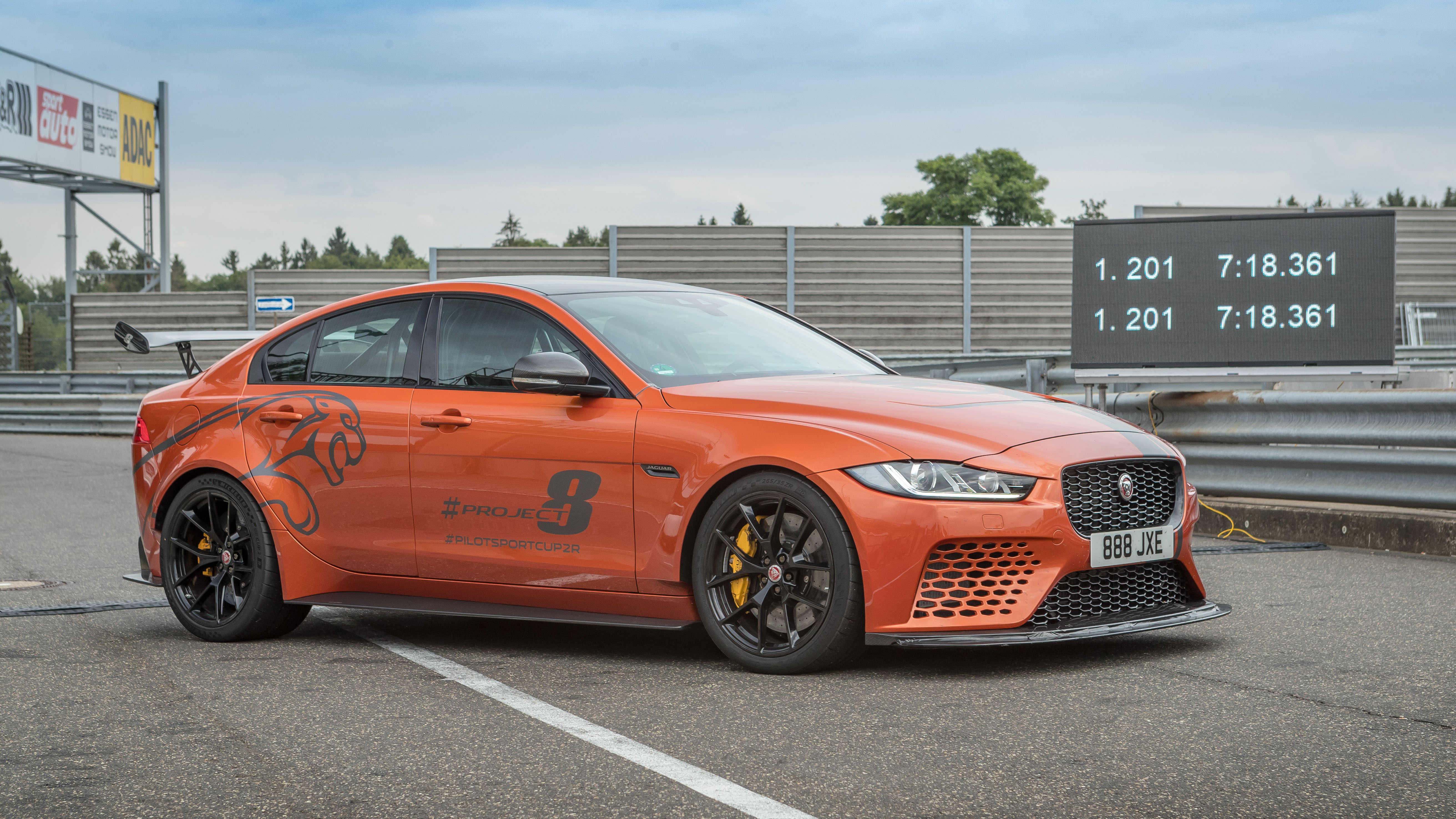 Самый быстрый седан в мире 0 100. Jaguar xe Project 8. Ягуар xe SV Project 8. Jaguar xe SV Project 8 2019. Jaguar xe SV Project.