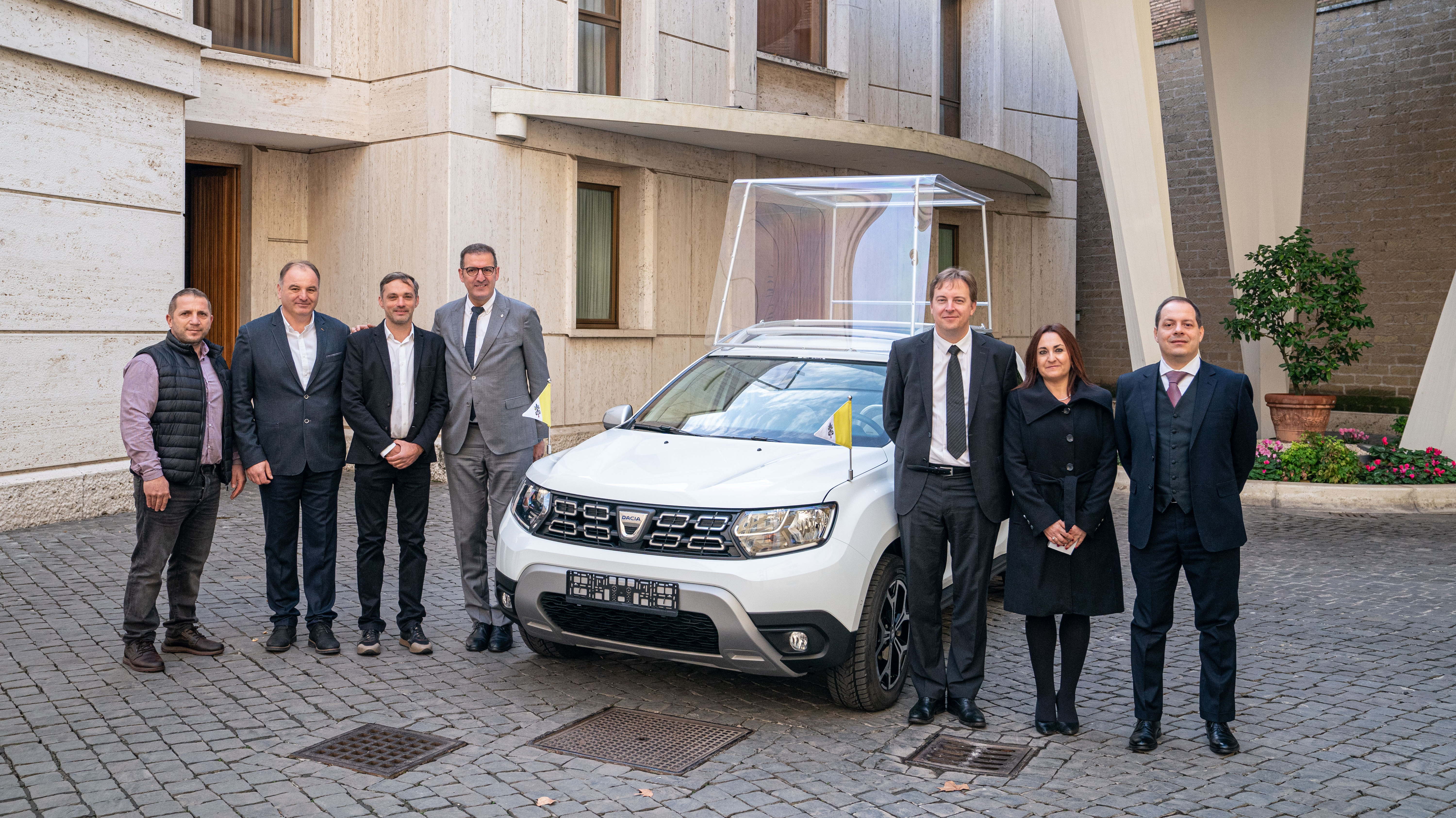 groupe_renault_delivers_an_exclusive_dacia_to_pope_francis_1.jpg