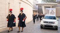 groupe_renault_delivers_an_exclusive_dacia_to_pope_francis_2.jpg