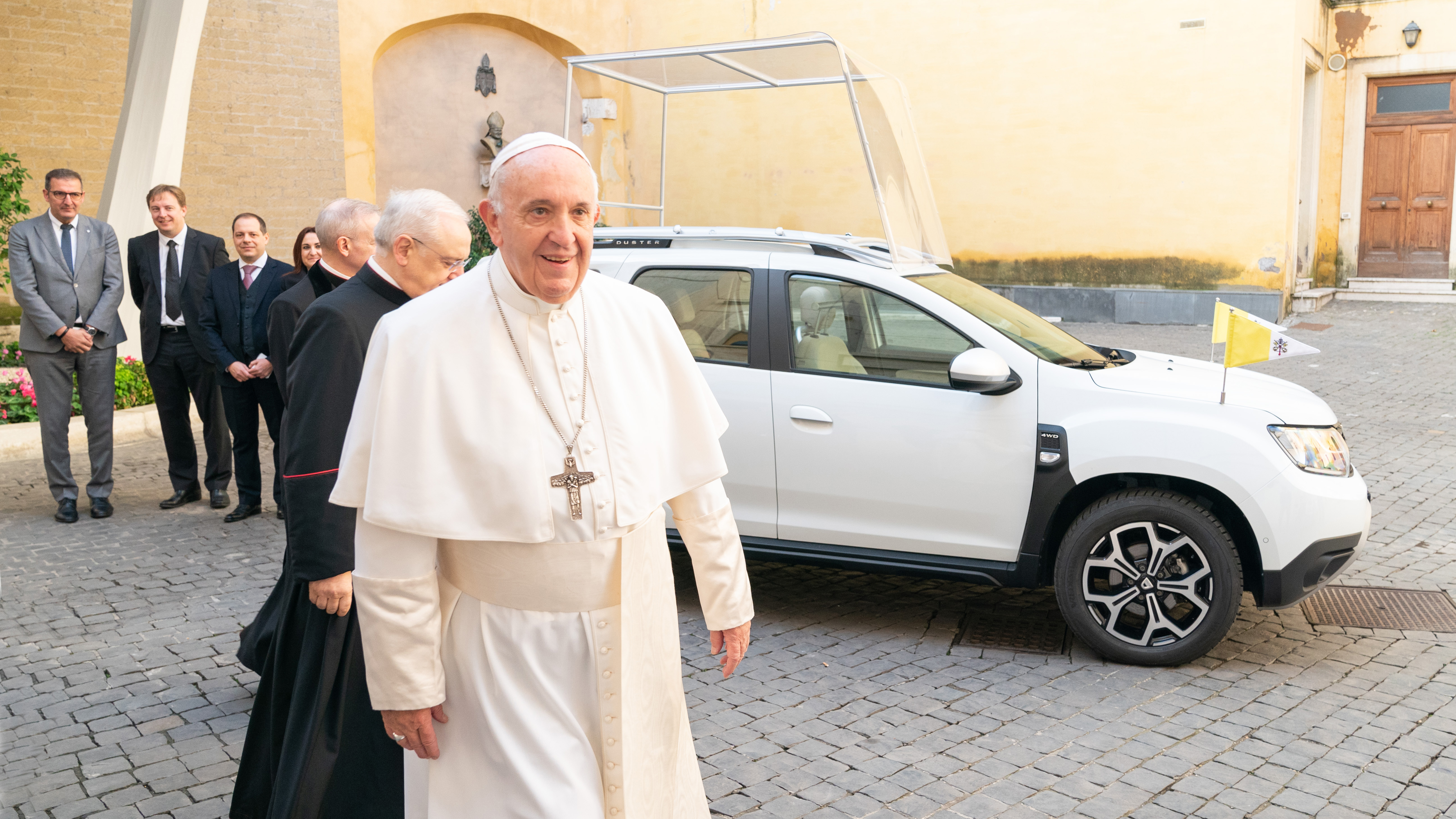 lead_-_groupe_renault_delivers_an_exclusive_dacia_to_pope_francis_3.jpg