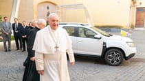 lead_-_groupe_renault_delivers_an_exclusive_dacia_to_pope_francis_3.jpg