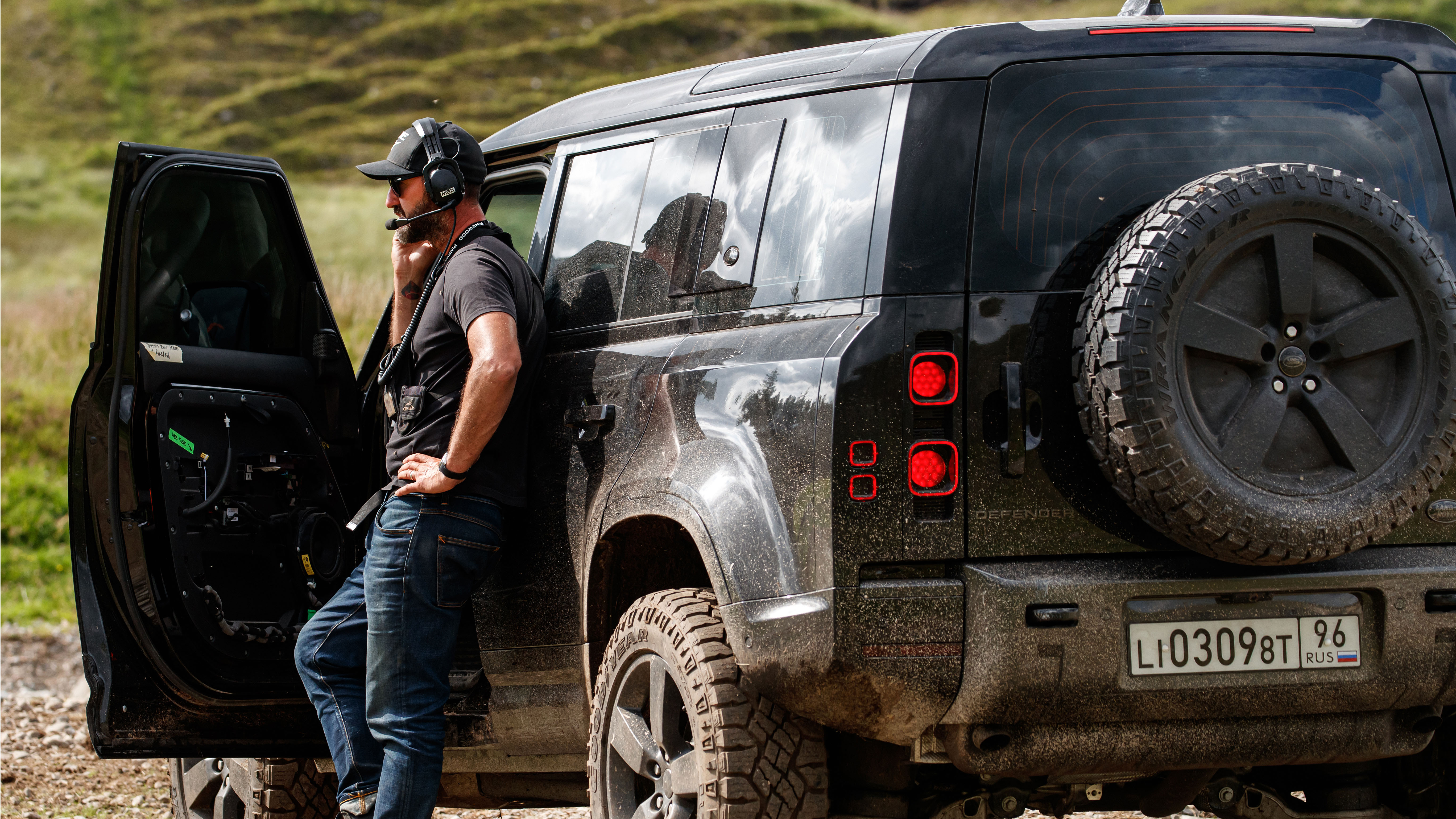 behind_the_scenes_of_stunt_coordinator_lee_morrison_with_the_new_land_rover_defender_featured_in_no_time_to_die_05.jpg
