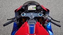 20ym_cbr1000rr-r_sp_usp_rider_view.jpg