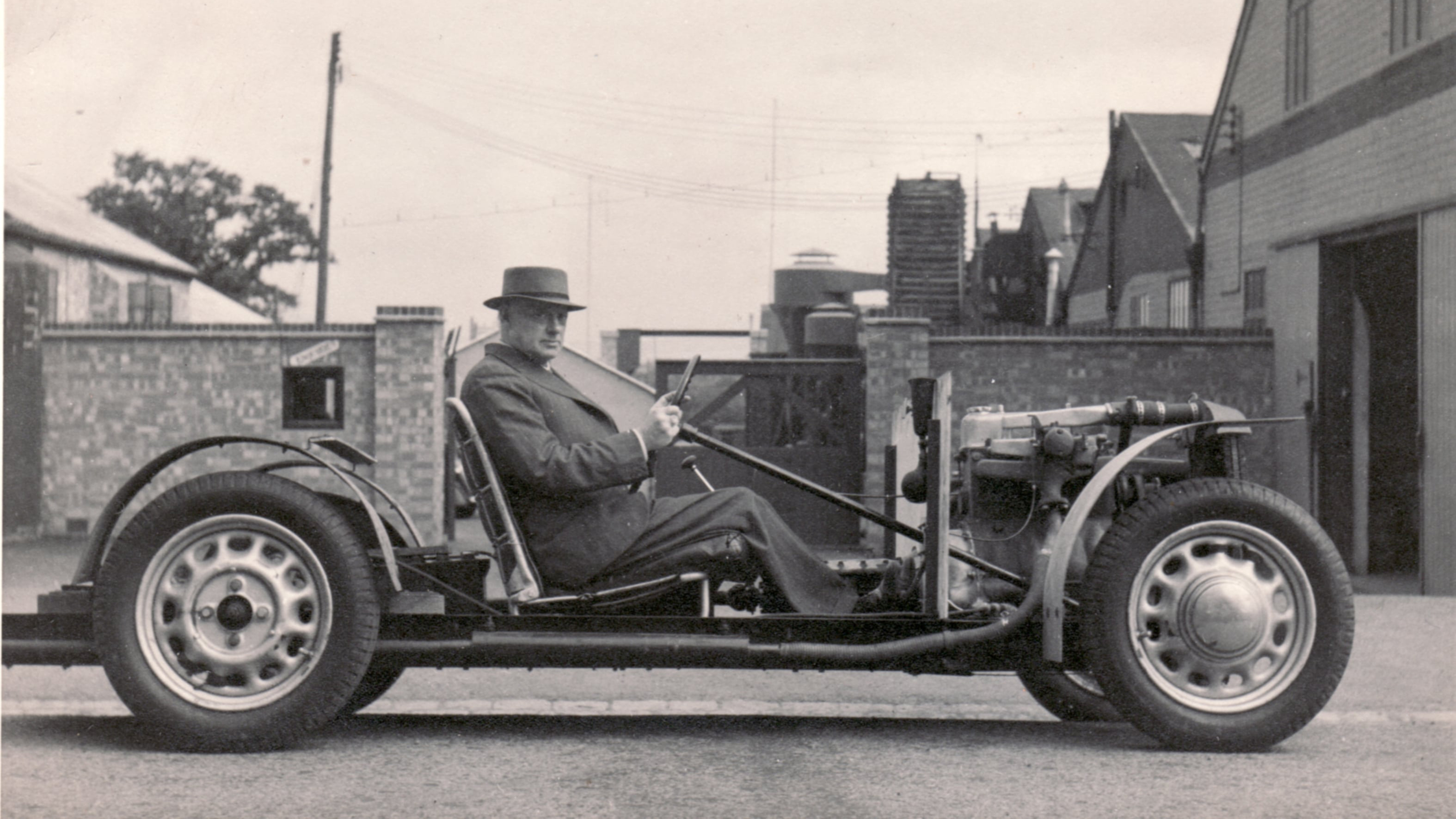 archive_hfs_morgan_at_pickersleigh_road_with_4-4_experimental_chassis_1945.jpg