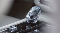 262874_the_refreshed_volvo_v90_s90_interior_detail_-_orrefors_gearshift.jpg