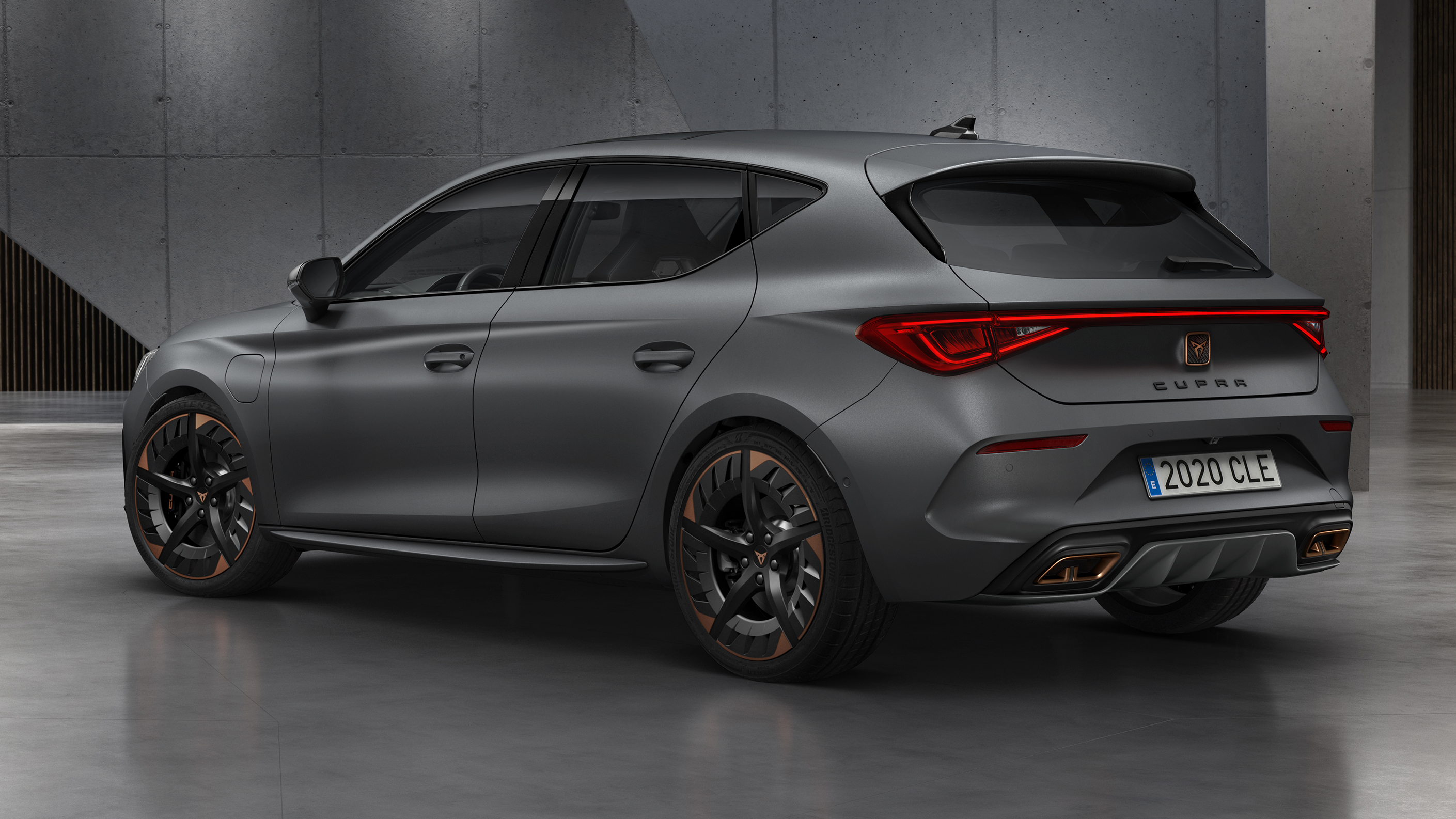 cupra_5d_phev_34_rear.jpg