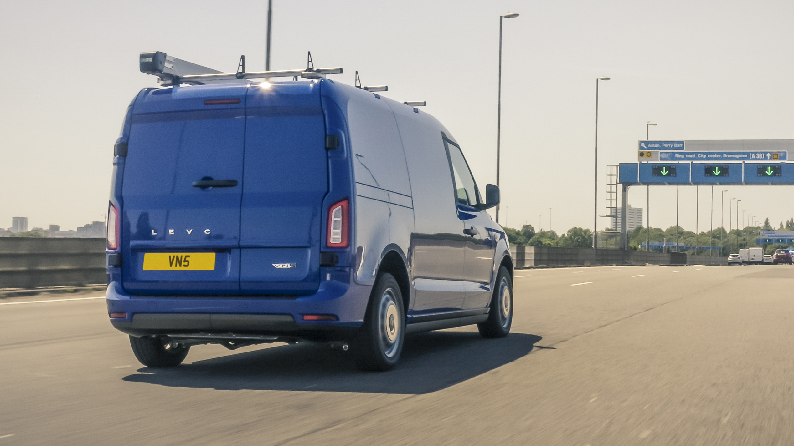 LE THI VAN  Check out LEVC's new London Taxi-based van | Top Gear
