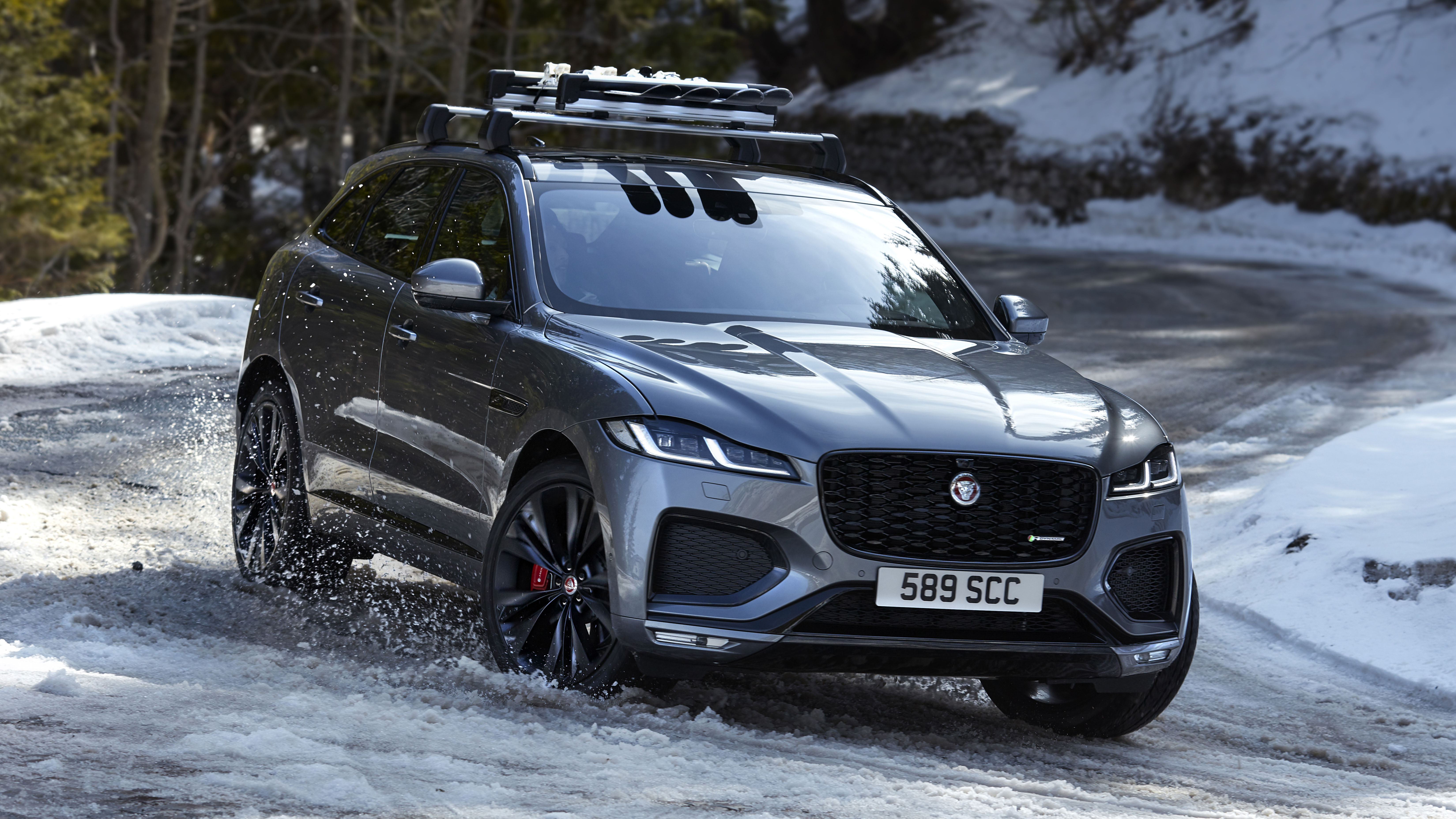jag_f-pace_21my_41_location_driving_150920_si_007_glhd.jpg